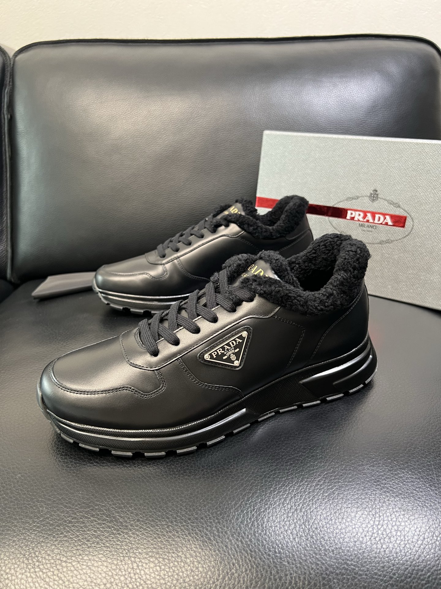 Prada 高品质 顶级工艺品 普拉达 专柜新款，原厂配置意大利进口牛皮面料，高品质复杂拼接工艺，进口毛