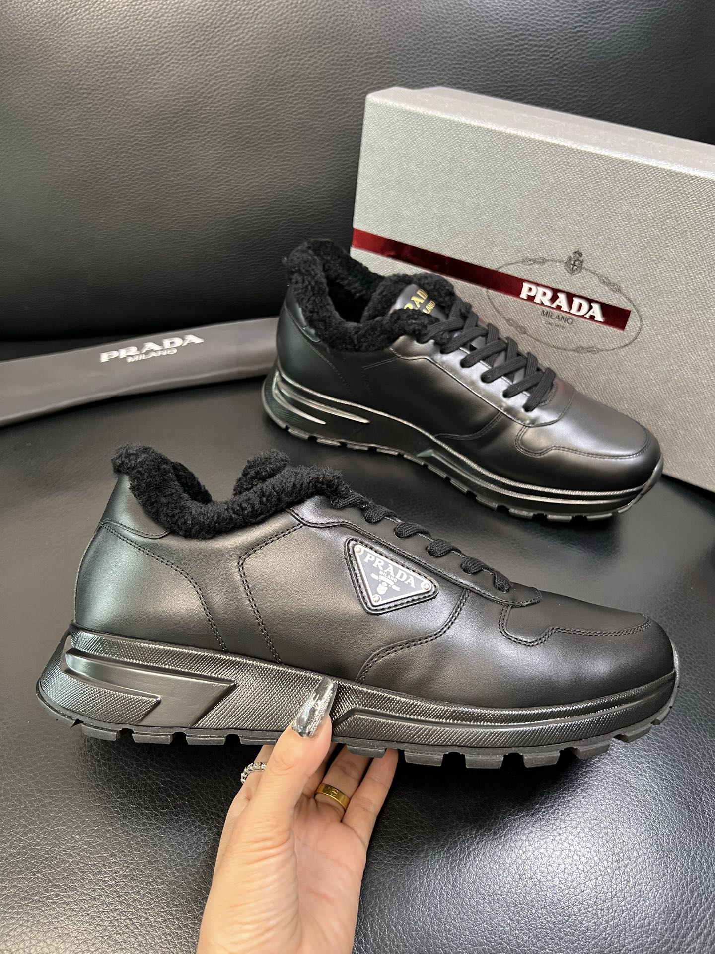 Prada 高品质 顶级工艺品 普拉达 专柜新款，原厂配置意大利进口牛皮面料，高品质复杂拼接工艺，进口毛