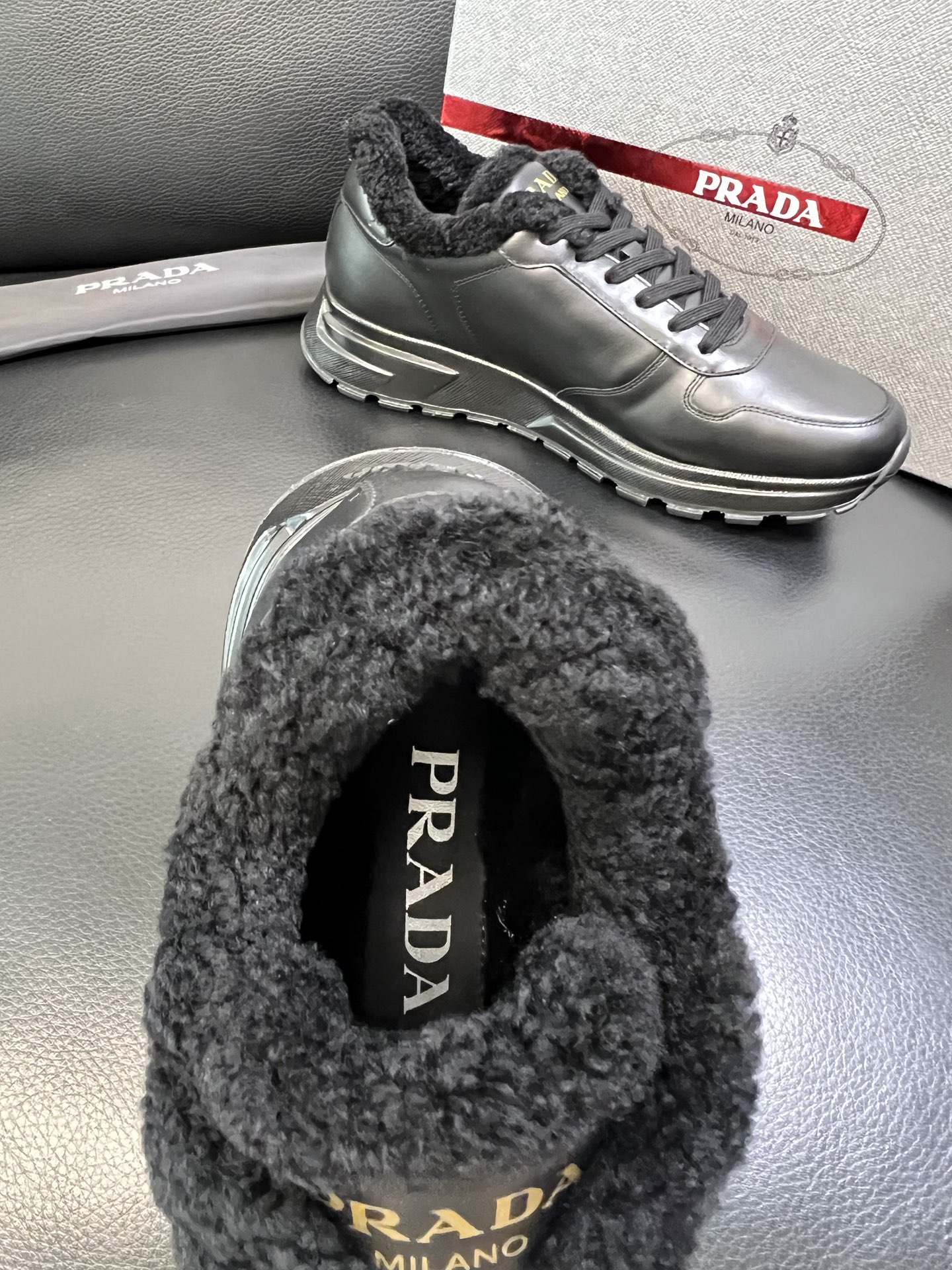 Prada 高品质 顶级工艺品 普拉达 专柜新款，原厂配置意大利进口牛皮面料，高品质复杂拼接工艺，进口毛