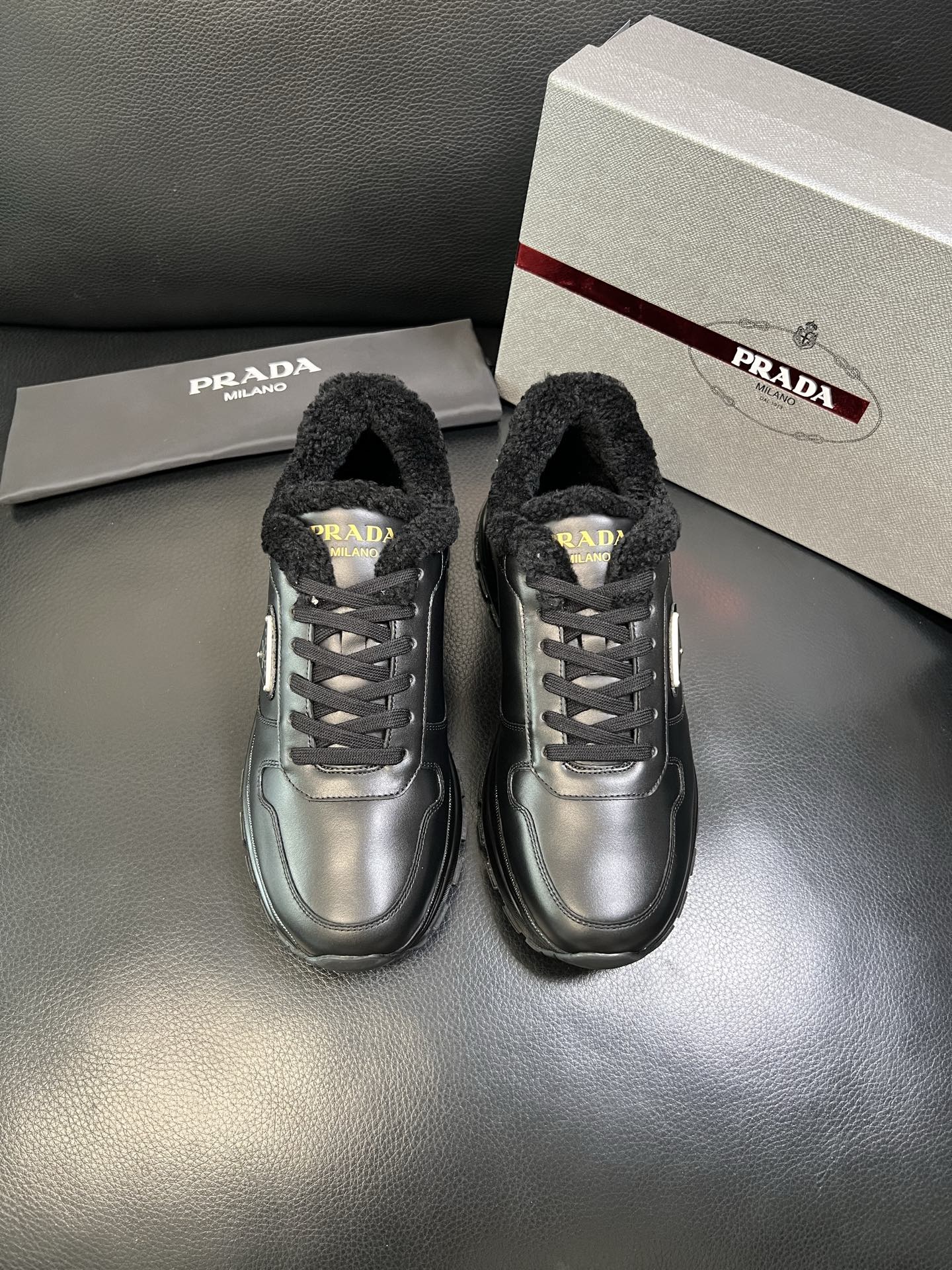 Prada 高品质 顶级工艺品 普拉达 专柜新款，原厂配置意大利进口牛皮面料，高品质复杂拼接工艺，进口毛