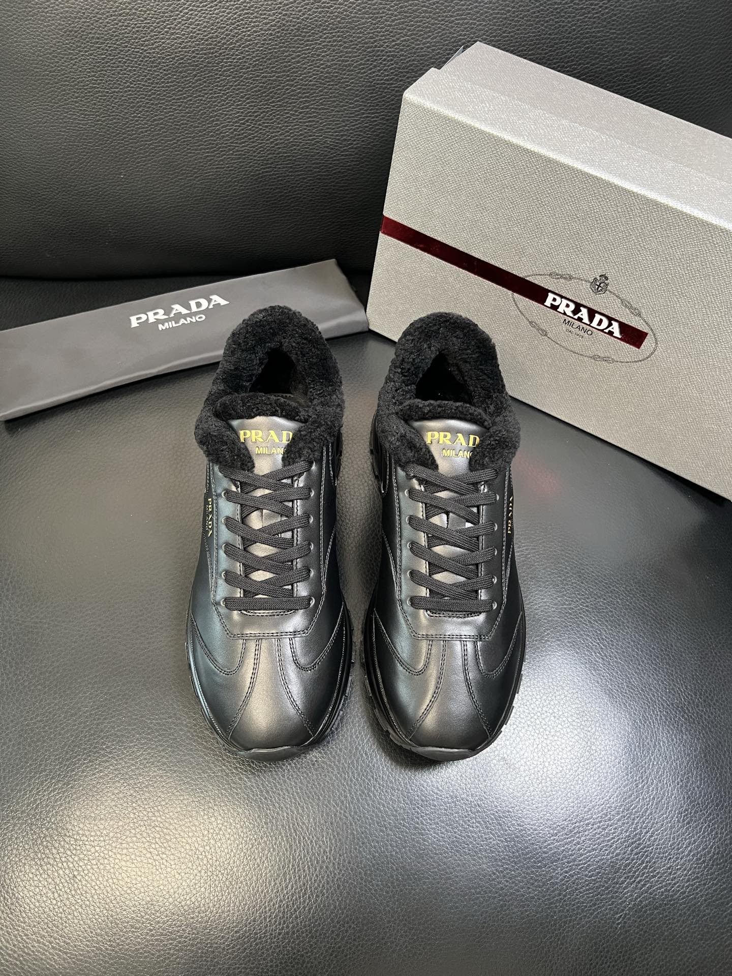 Prada 高品质 顶级工艺品 普拉达 专柜新款，原厂配置意大利进口牛皮面料，高品质复杂拼接工艺，进口毛