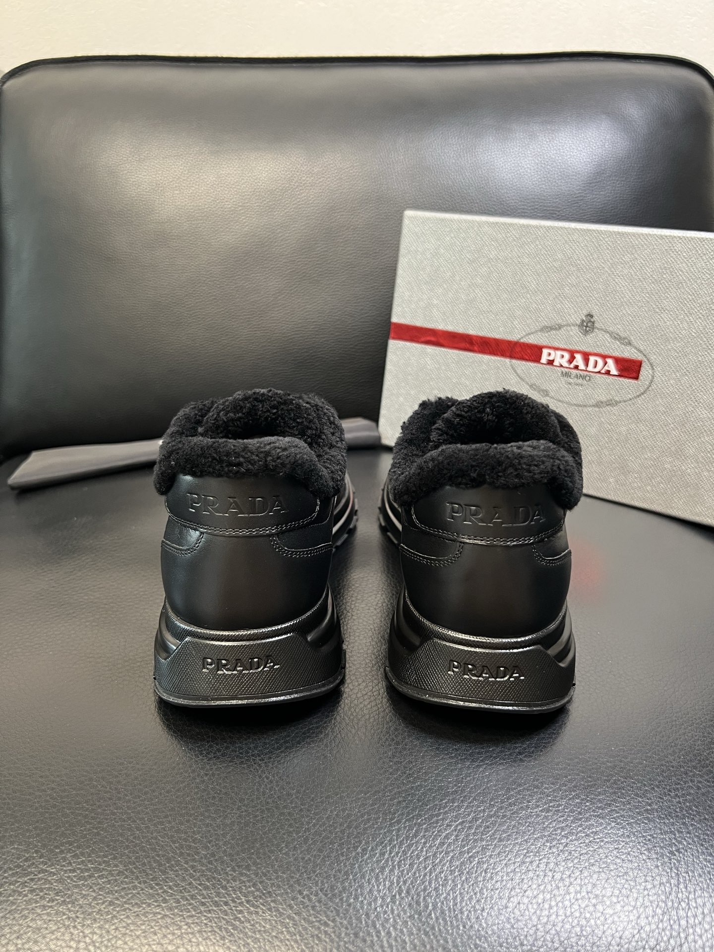 Prada 高品质 顶级工艺品 普拉达 专柜新款，原厂配置意大利进口牛皮面料，高品质复杂拼接工艺，进口毛