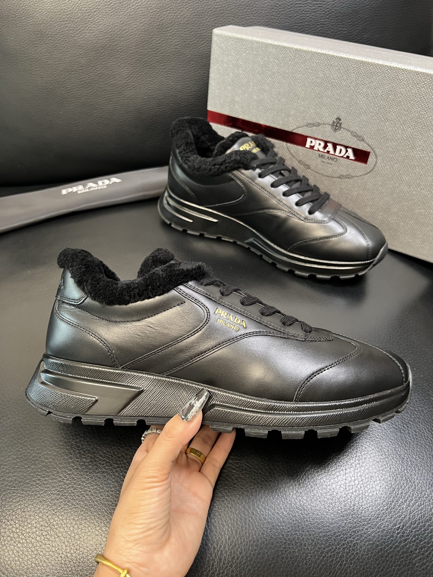 Prada 高品质 顶级工艺品 普拉达 专柜新款，原厂配置意大利进口牛皮面料，高品质复杂拼接工艺，进口毛