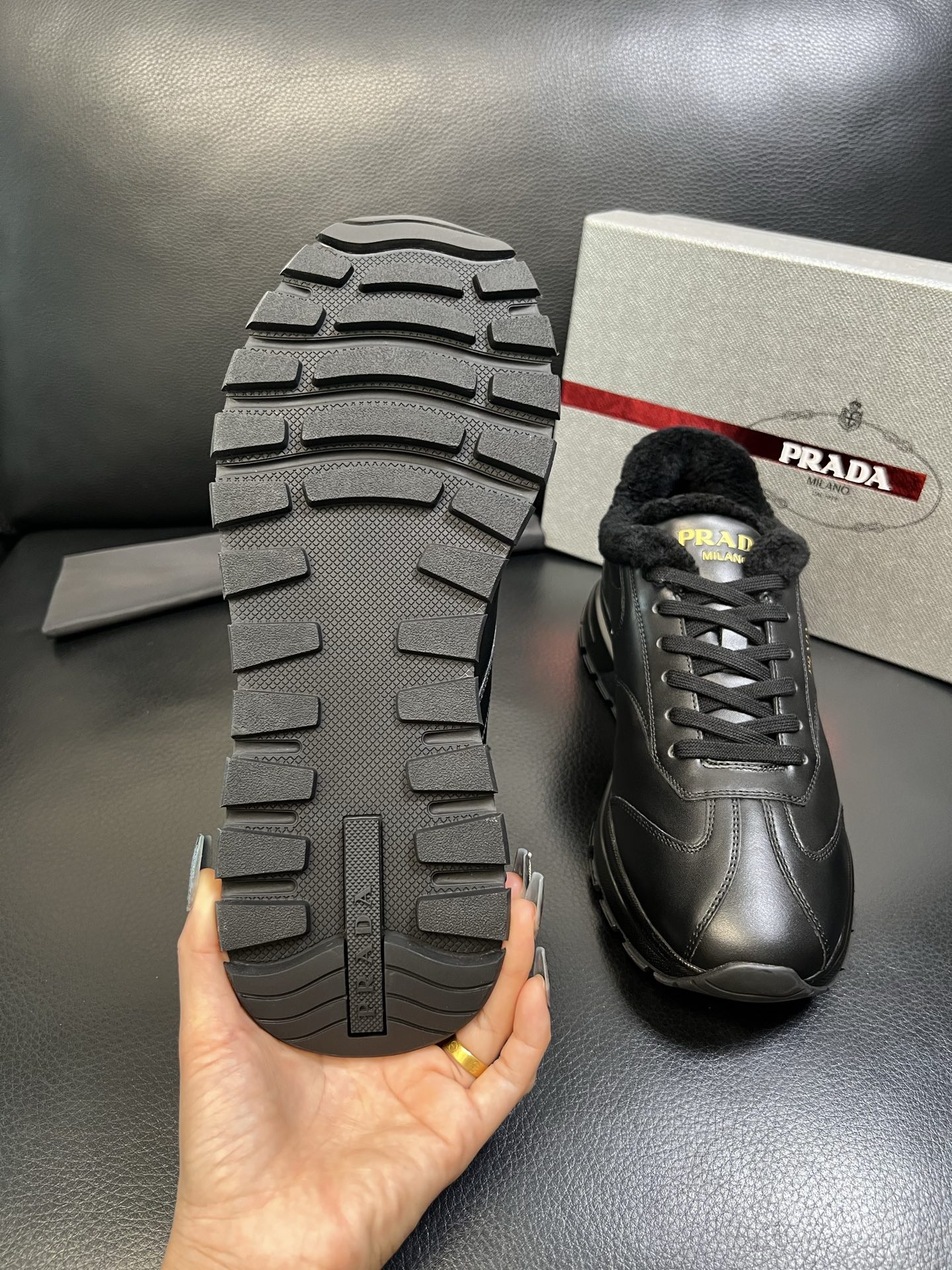 Prada 高品质 顶级工艺品 普拉达 专柜新款，原厂配置意大利进口牛皮面料，高品质复杂拼接工艺，进口毛