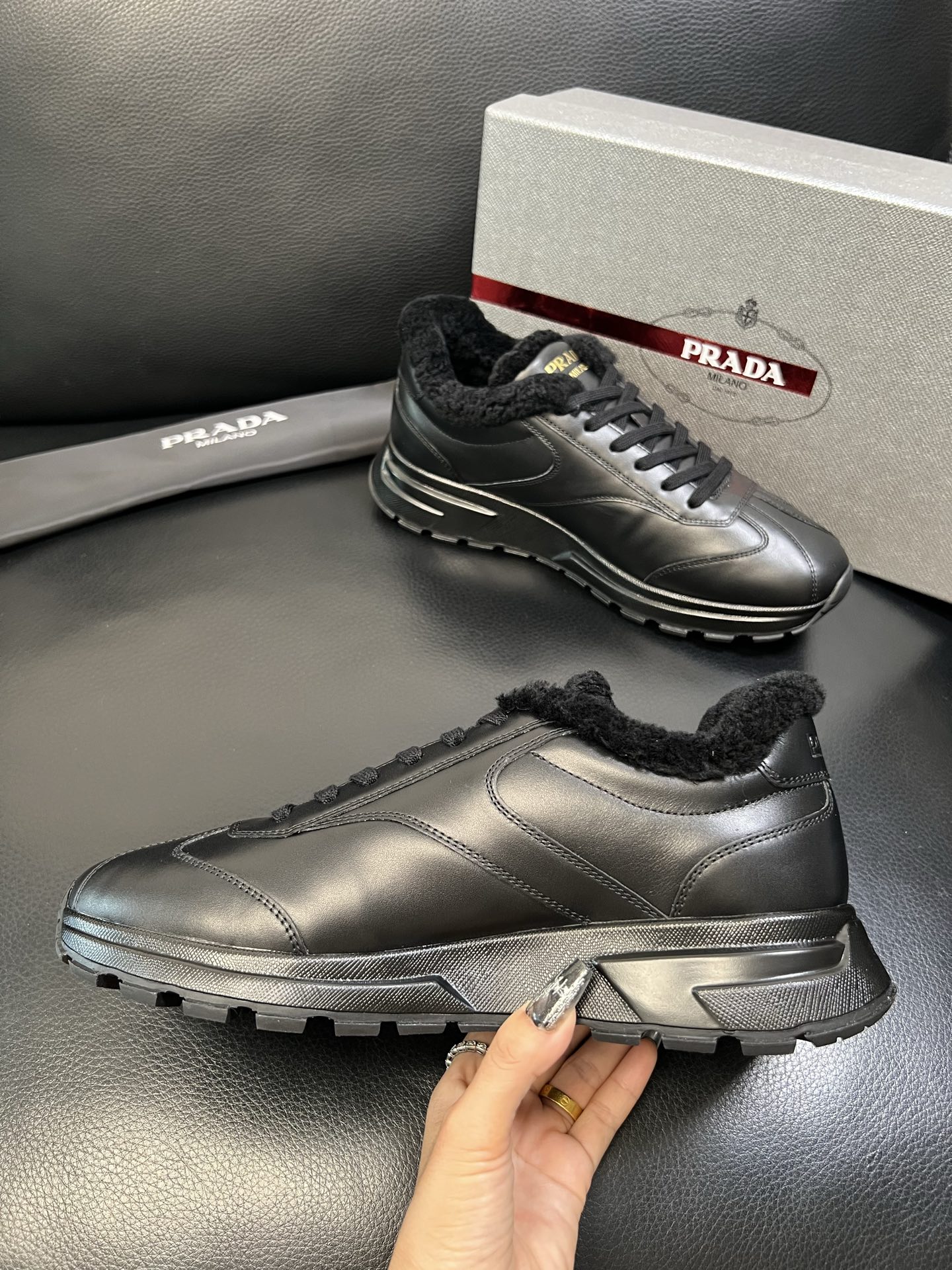 Prada 高品质 顶级工艺品 普拉达 专柜新款，原厂配置意大利进口牛皮面料，高品质复杂拼接工艺，进口毛