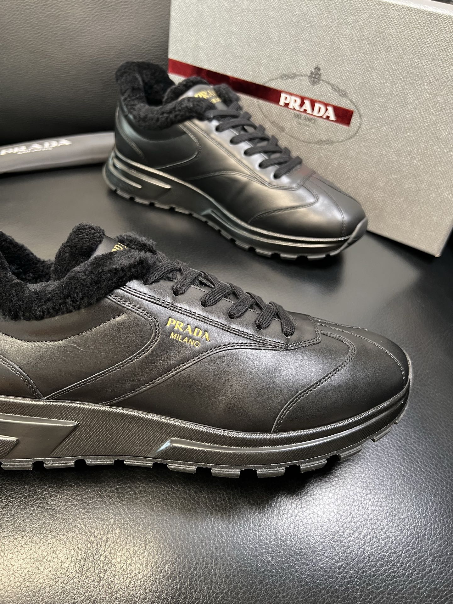 Prada 高品质 顶级工艺品 普拉达 专柜新款，原厂配置意大利进口牛皮面料，高品质复杂拼接工艺，进口毛