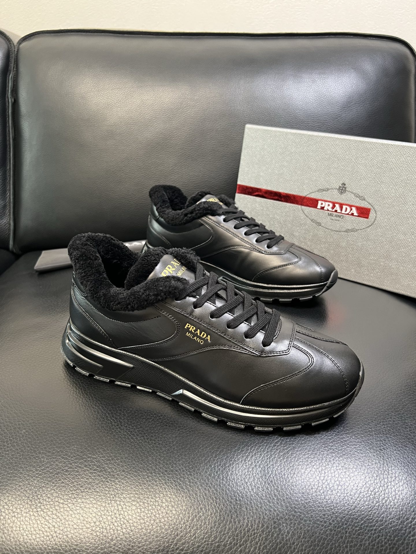 Prada 高品质 顶级工艺品 普拉达 专柜新款，原厂配置意大利进口牛皮面料，高品质复杂拼接工艺，进口毛