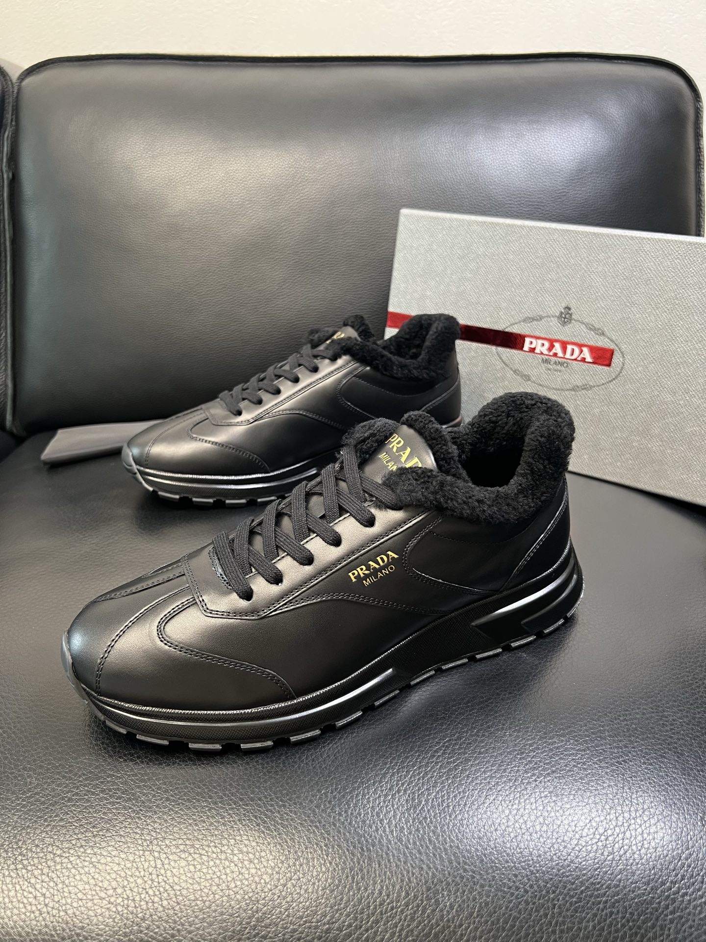 Prada 高品质 顶级工艺品 普拉达 专柜新款，原厂配置意大利进口牛皮面料，高品质复杂拼接工艺，进口毛