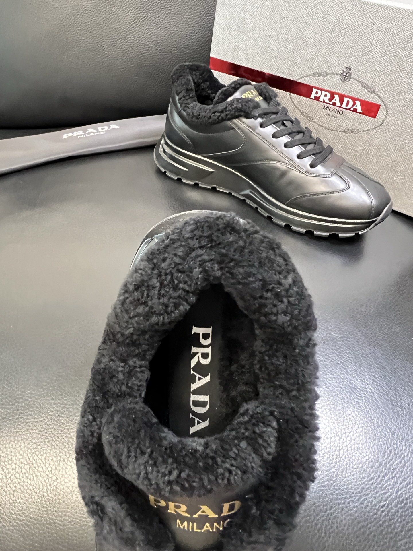 Prada 高品质 顶级工艺品 普拉达 专柜新款，原厂配置意大利进口牛皮面料，高品质复杂拼接工艺，进口毛