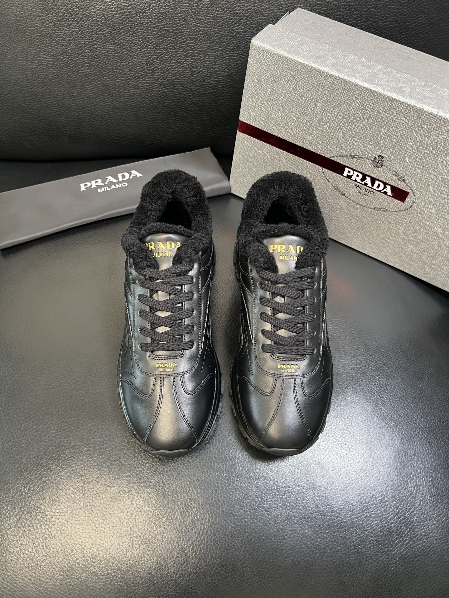 Prada 高品质 顶级工艺品 普拉达 专柜新款，原厂配置意大利进口牛皮面料，高品质复杂拼接工艺，进口毛