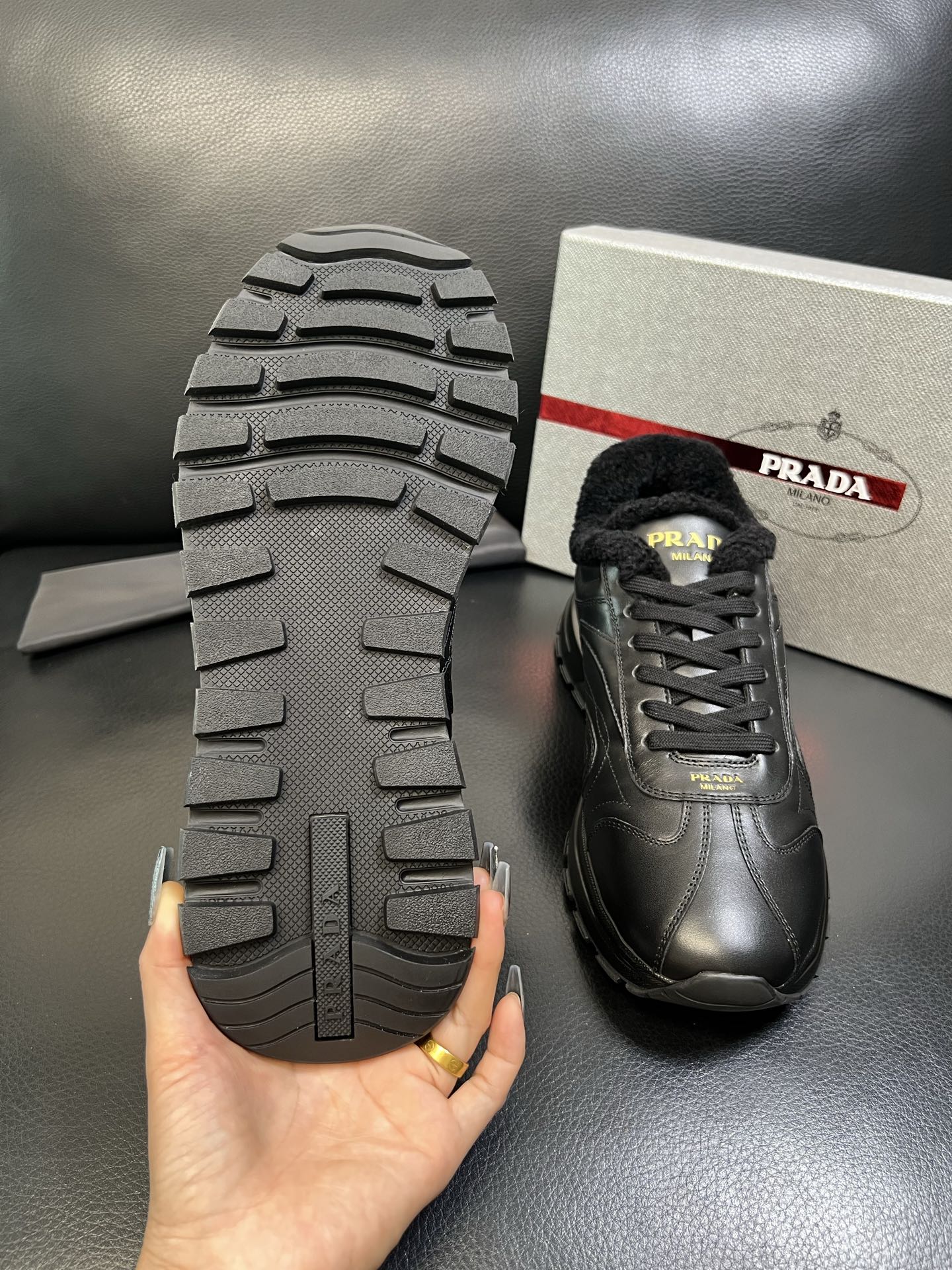 Prada 高品质 顶级工艺品 普拉达 专柜新款，原厂配置意大利进口牛皮面料，高品质复杂拼接工艺，进口毛