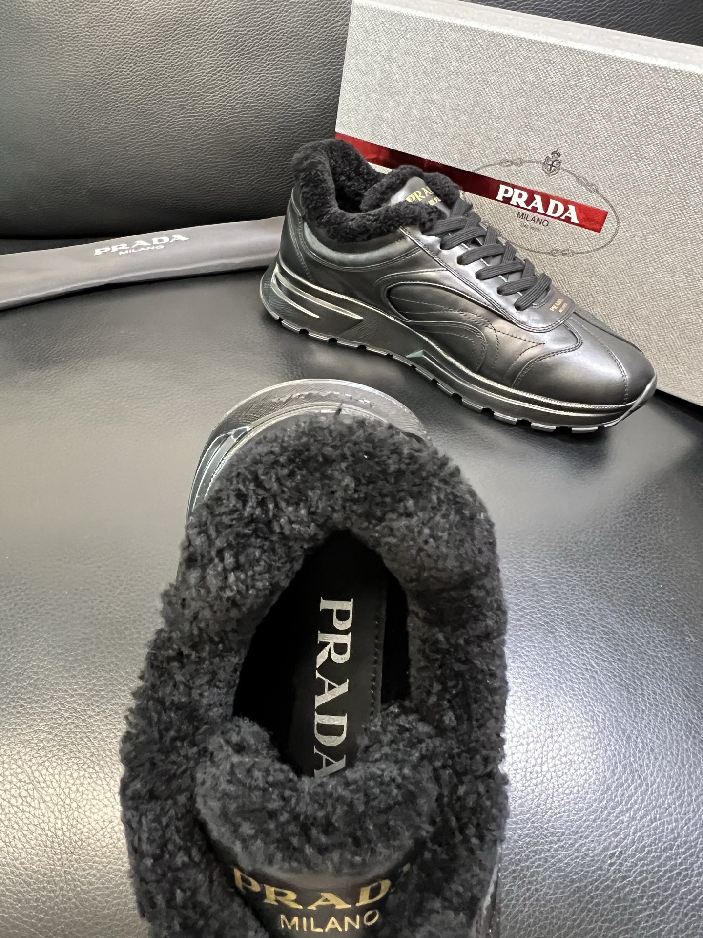 Prada 高品质 顶级工艺品 普拉达 专柜新款，原厂配置意大利进口牛皮面料，高品质复杂拼接工艺，进口毛