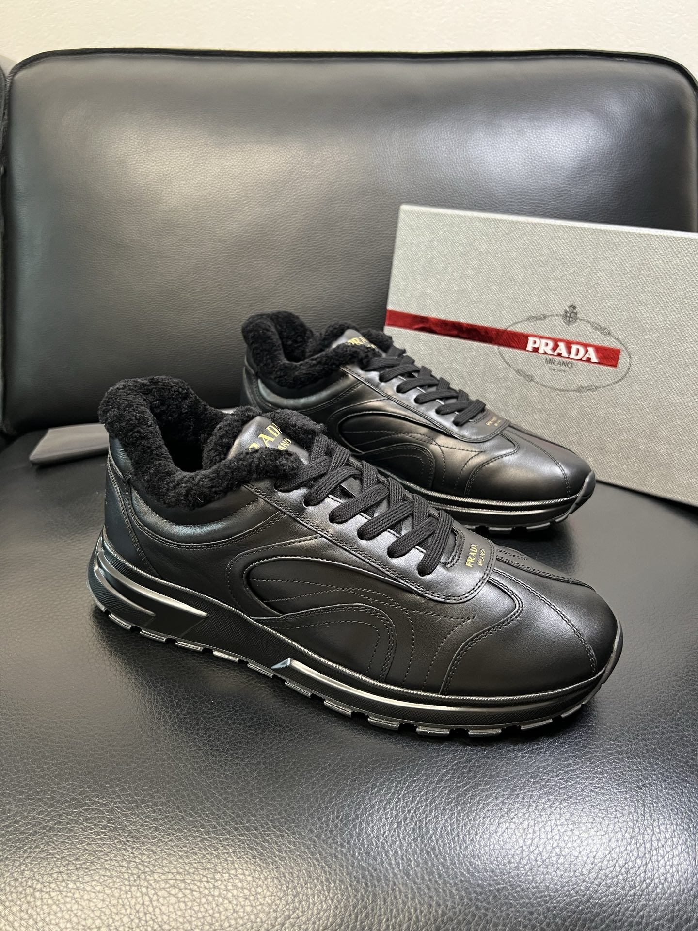 Prada 高品质 顶级工艺品 普拉达 专柜新款，原厂配置意大利进口牛皮面料，高品质复杂拼接工艺，进口毛