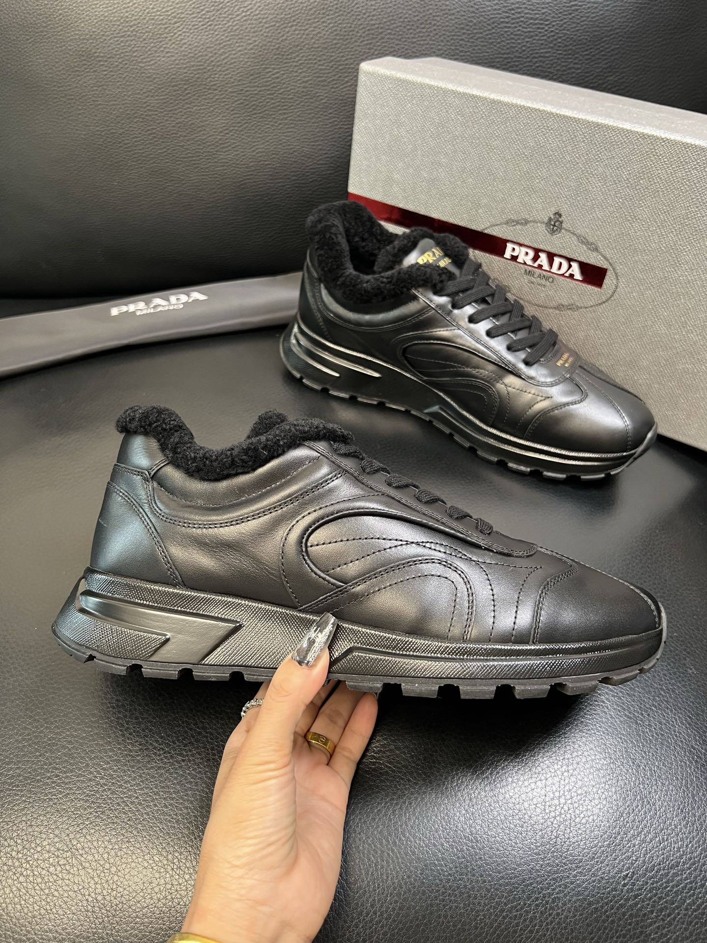 Prada 高品质 顶级工艺品 普拉达 专柜新款，原厂配置意大利进口牛皮面料，高品质复杂拼接工艺，进口毛