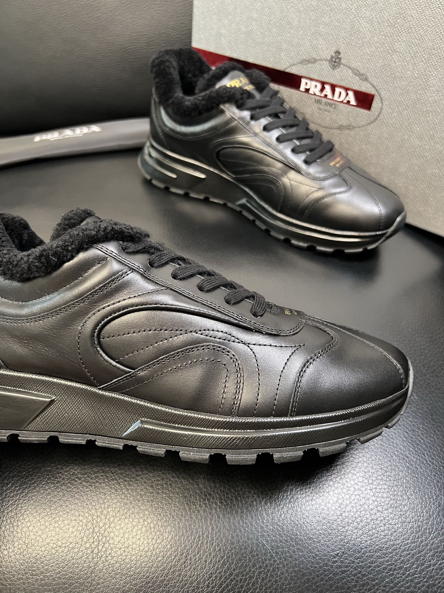 Prada 高品质 顶级工艺品 普拉达 专柜新款，原厂配置意大利进口牛皮面料，高品质复杂拼接工艺，进口毛