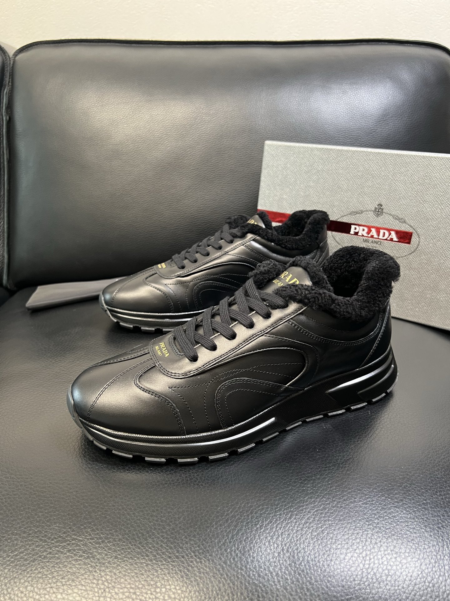 Prada 高品质 顶级工艺品 普拉达 专柜新款，原厂配置意大利进口牛皮面料，高品质复杂拼接工艺，进口毛