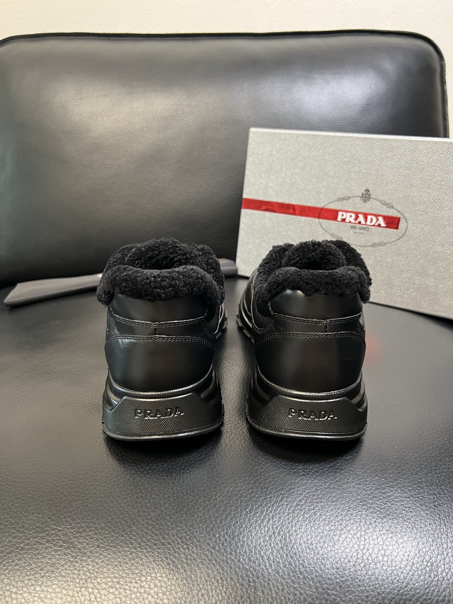 Prada 高品质 顶级工艺品 普拉达 专柜新款，原厂配置意大利进口牛皮面料，高品质复杂拼接工艺，进口毛