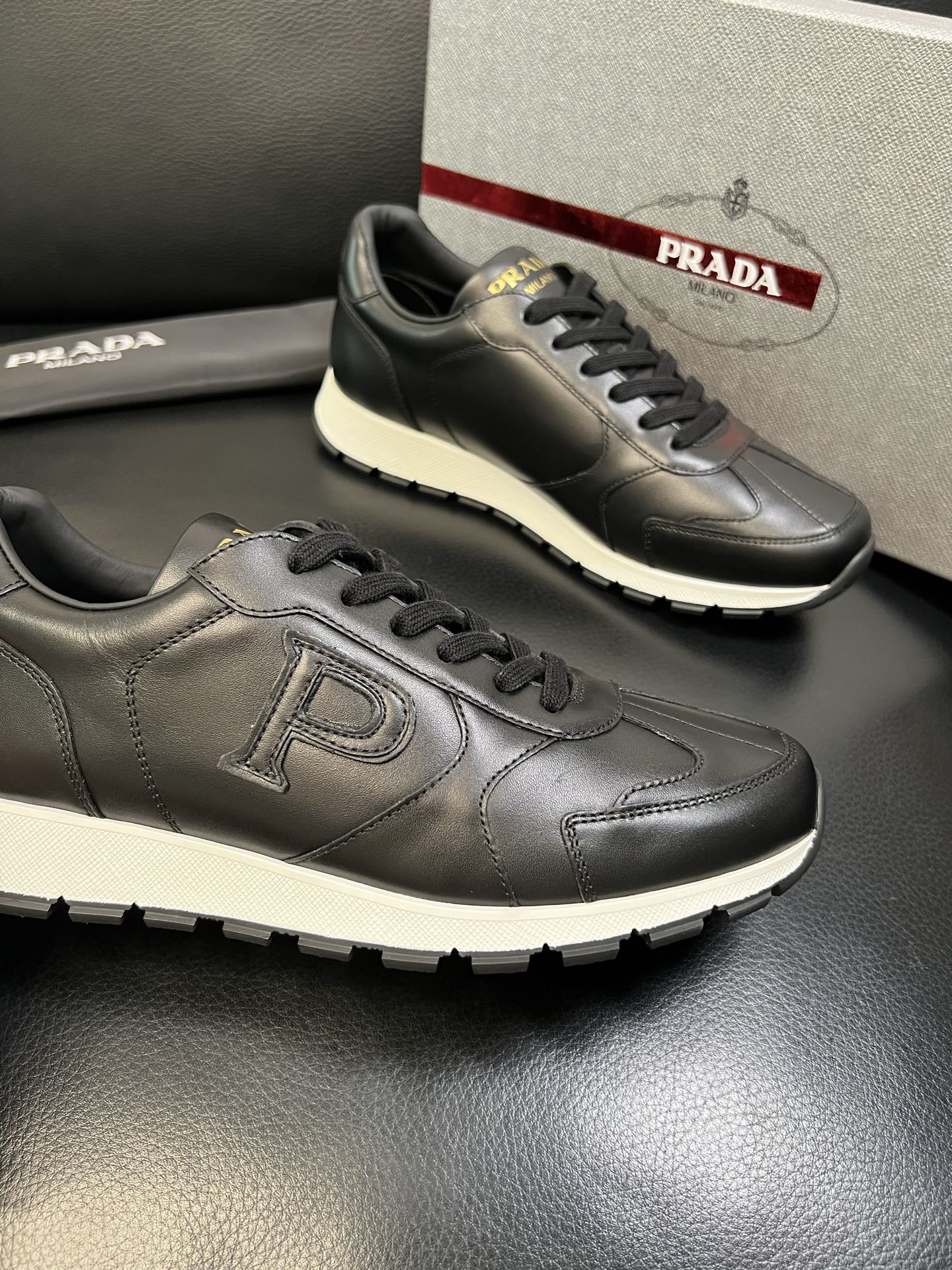 Prada 高品质 顶级工艺品 普拉达 专柜新款，原厂配置意大利进口牛皮面料，高品质复杂拼接工艺，进口毛