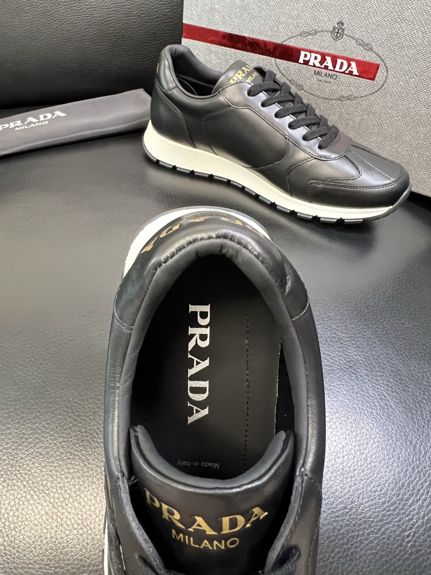 Prada 高品质 顶级工艺品 普拉达 专柜新款，原厂配置意大利进口牛皮面料，高品质复杂拼接工艺，进口毛