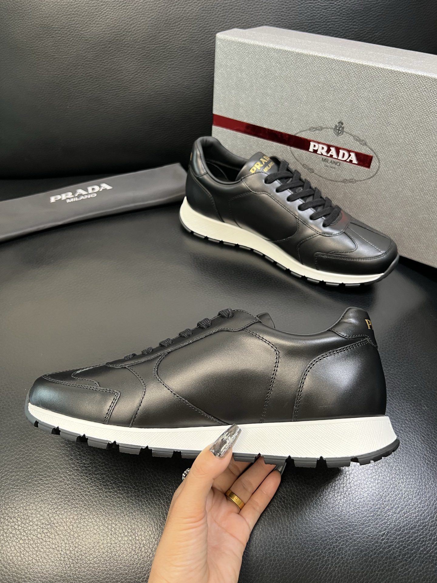 Prada 高品质 顶级工艺品 普拉达 专柜新款，原厂配置意大利进口牛皮面料，高品质复杂拼接工艺，进口毛