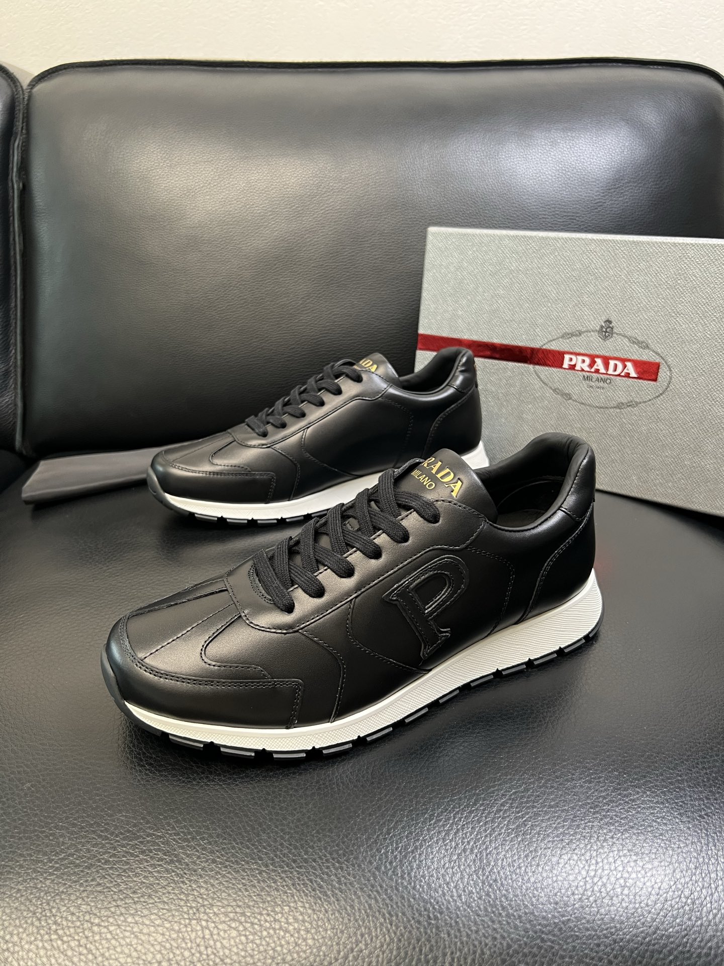 Prada 高品质 顶级工艺品 普拉达 专柜新款，原厂配置意大利进口牛皮面料，高品质复杂拼接工艺，进口毛