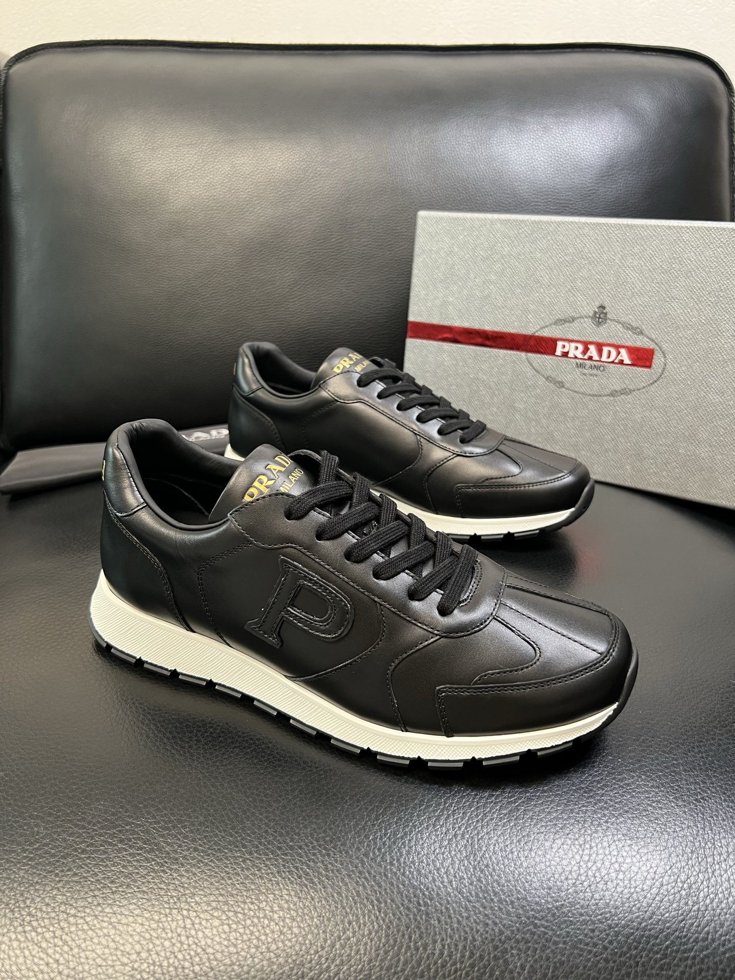 Prada 高品质 顶级工艺品 普拉达 专柜新款，原厂配置意大利进口牛皮面料，高品质复杂拼接工艺，进口毛