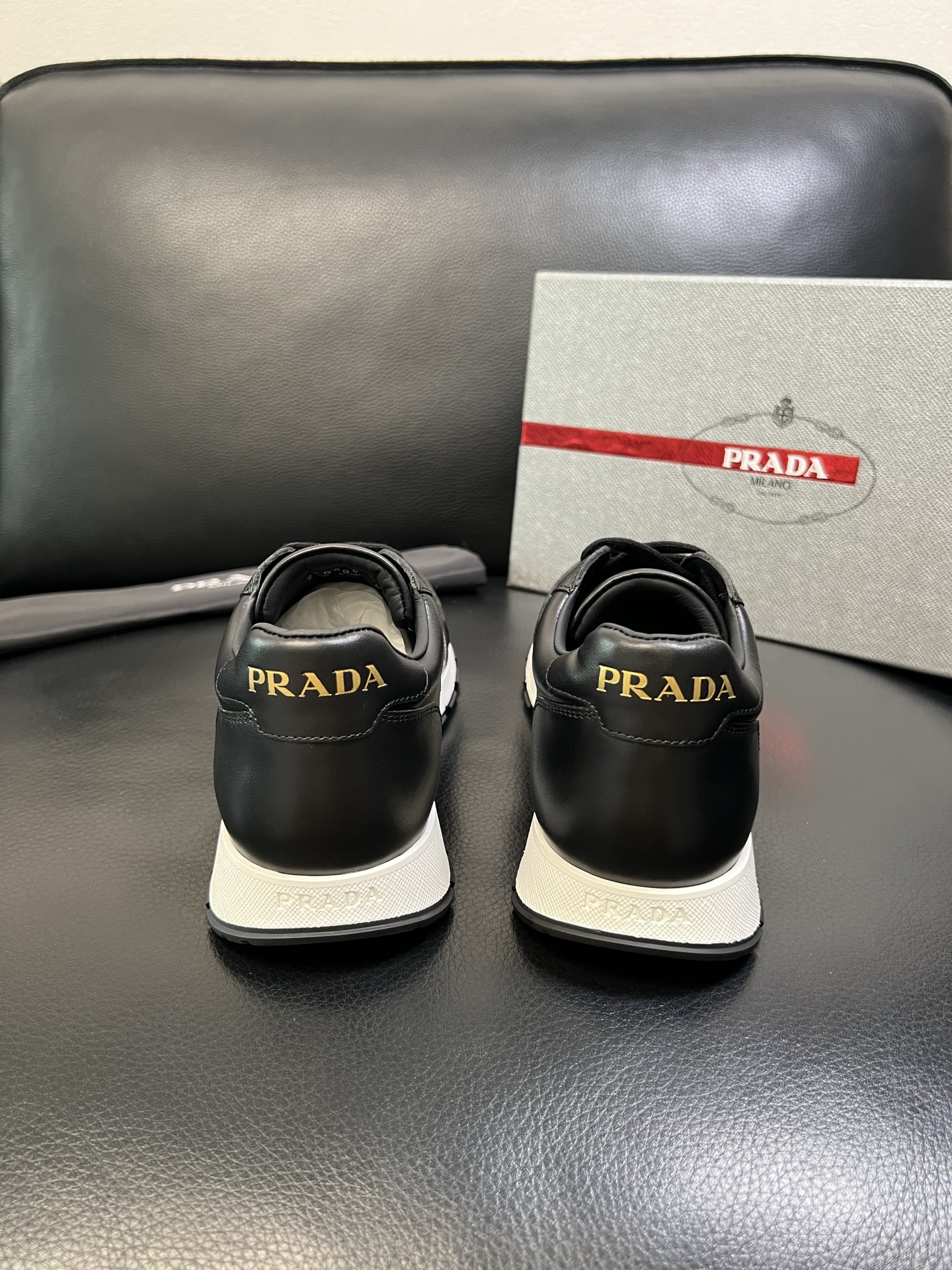 Prada 高品质 顶级工艺品 普拉达 专柜新款，原厂配置意大利进口牛皮面料，高品质复杂拼接工艺，进口毛