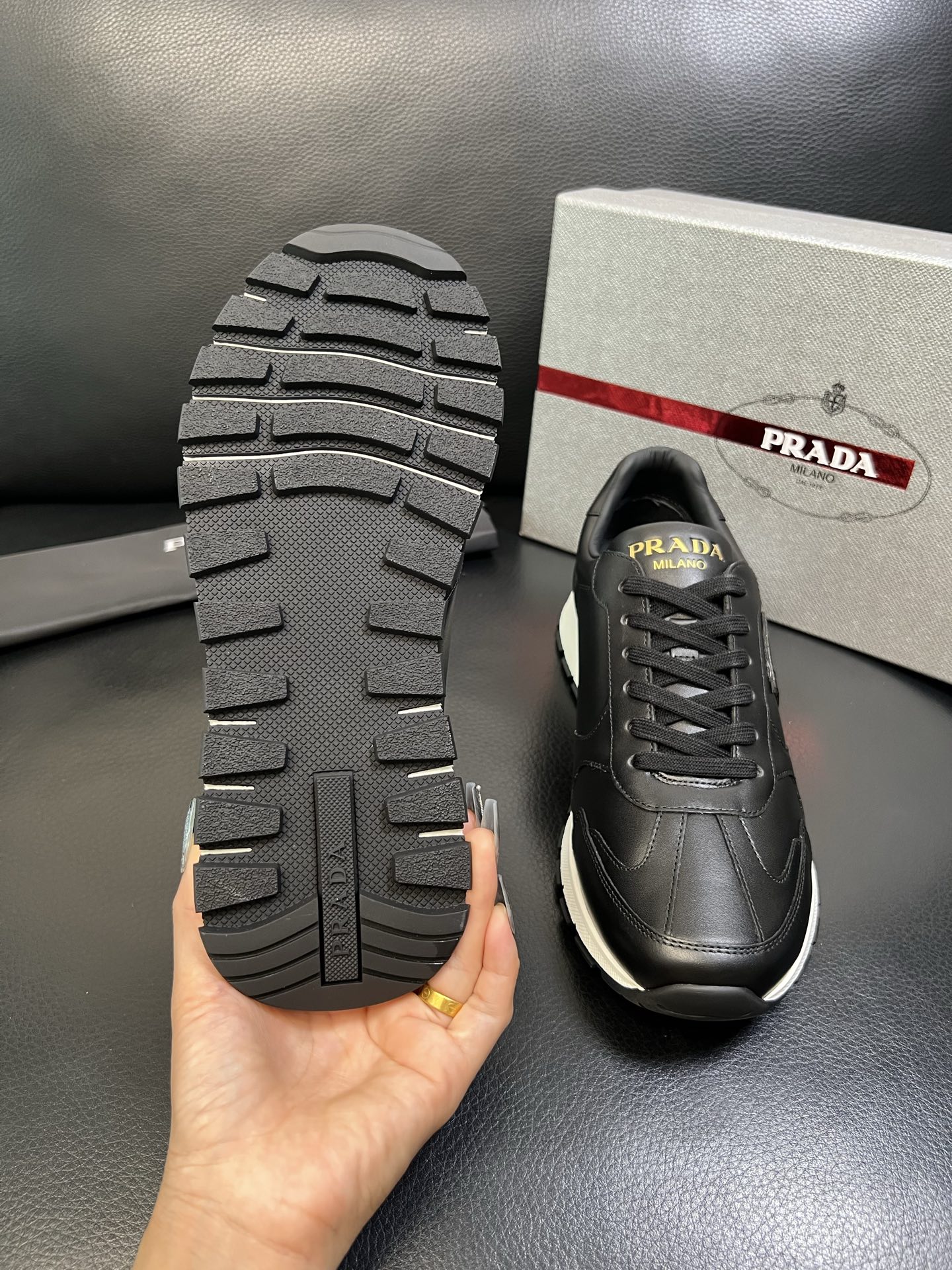 Prada 高品质 顶级工艺品 普拉达 专柜新款，原厂配置意大利进口牛皮面料，高品质复杂拼接工艺，进口毛