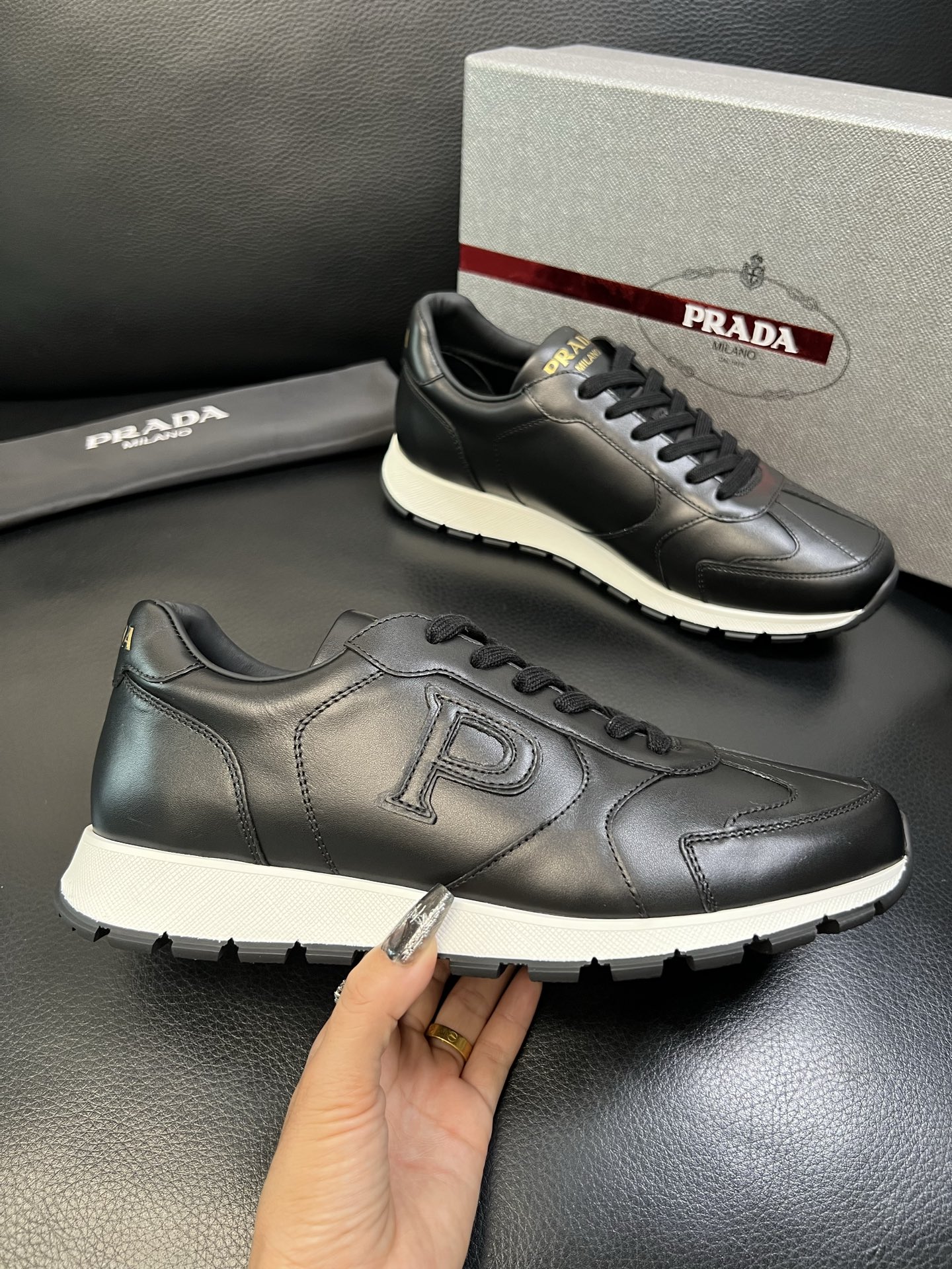 Prada 高品质 顶级工艺品 普拉达 专柜新款，原厂配置意大利进口牛皮面料，高品质复杂拼接工艺，进口毛