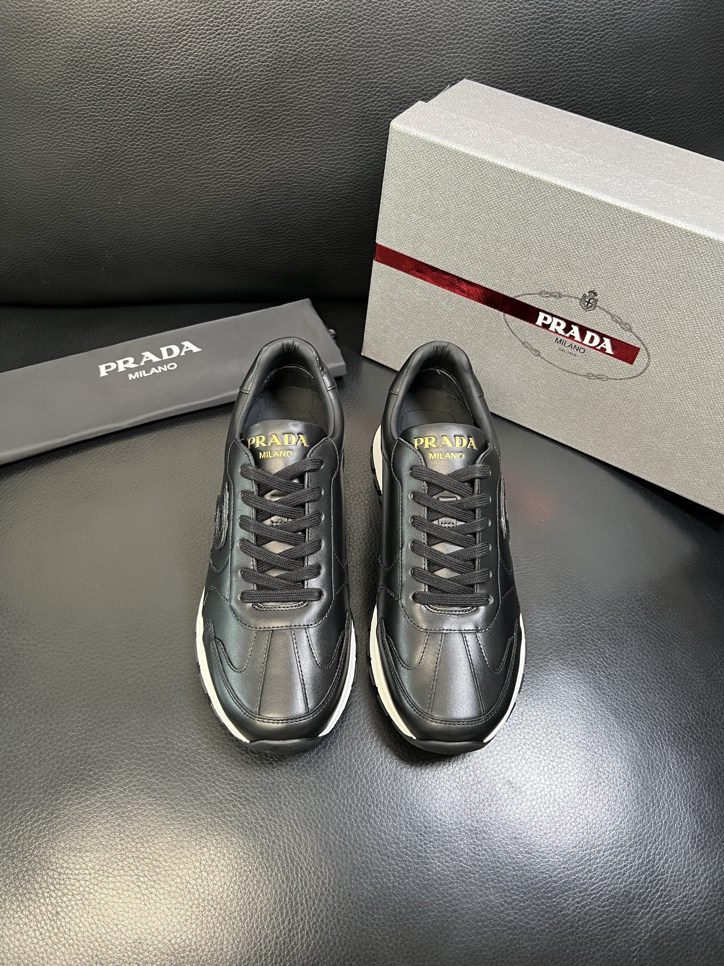 Prada 高品质 顶级工艺品 普拉达 专柜新款，原厂配置意大利进口牛皮面料，高品质复杂拼接工艺，进口毛