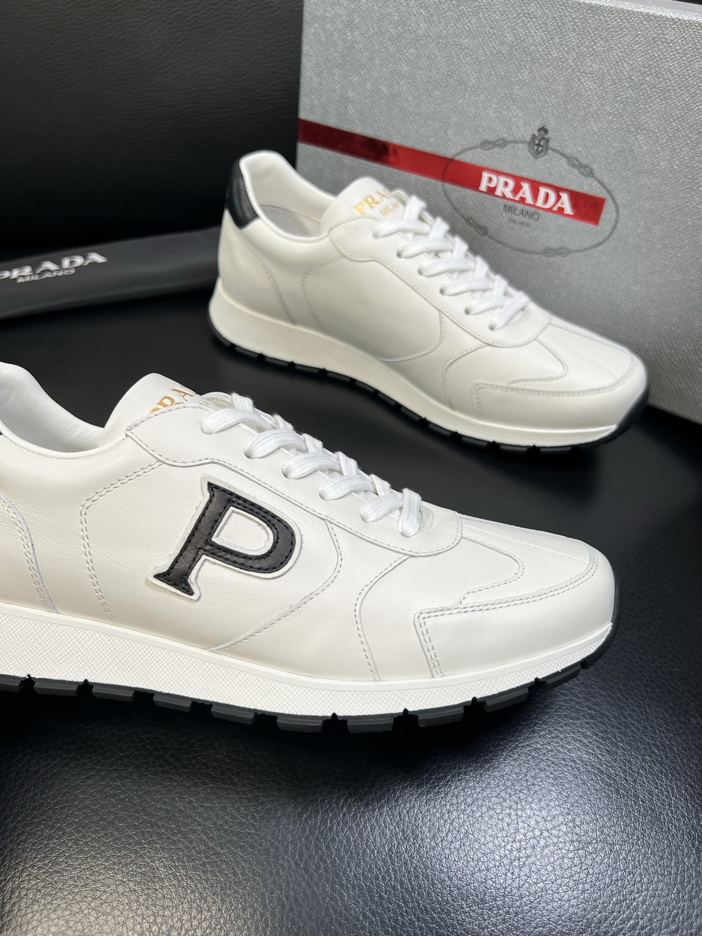 Prada 高品质 顶级工艺品 普拉达 专柜新款，原厂配置意大利进口牛皮面料，高品质复杂拼接工艺，进口毛