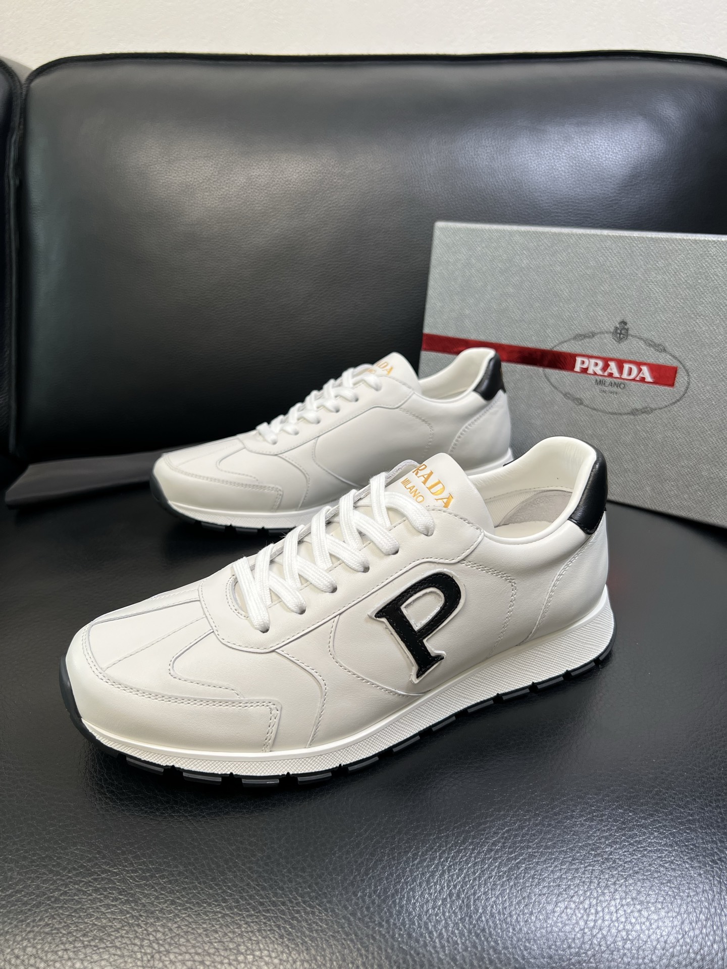 Prada 高品质 顶级工艺品 普拉达 专柜新款，原厂配置意大利进口牛皮面料，高品质复杂拼接工艺，进口毛