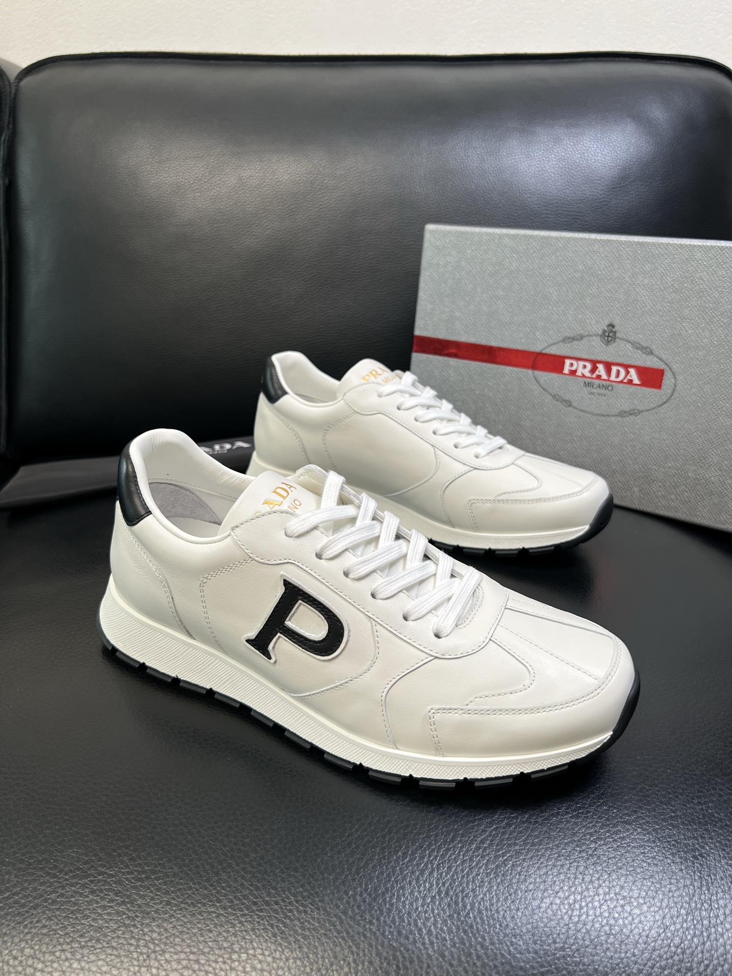 Prada 高品质 顶级工艺品 普拉达 专柜新款，原厂配置意大利进口牛皮面料，高品质复杂拼接工艺，进口毛