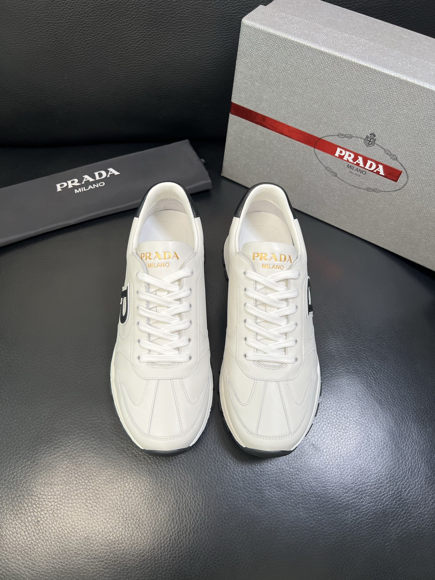 Prada 高品质 顶级工艺品 普拉达 专柜新款，原厂配置意大利进口牛皮面料，高品质复杂拼接工艺，进口毛