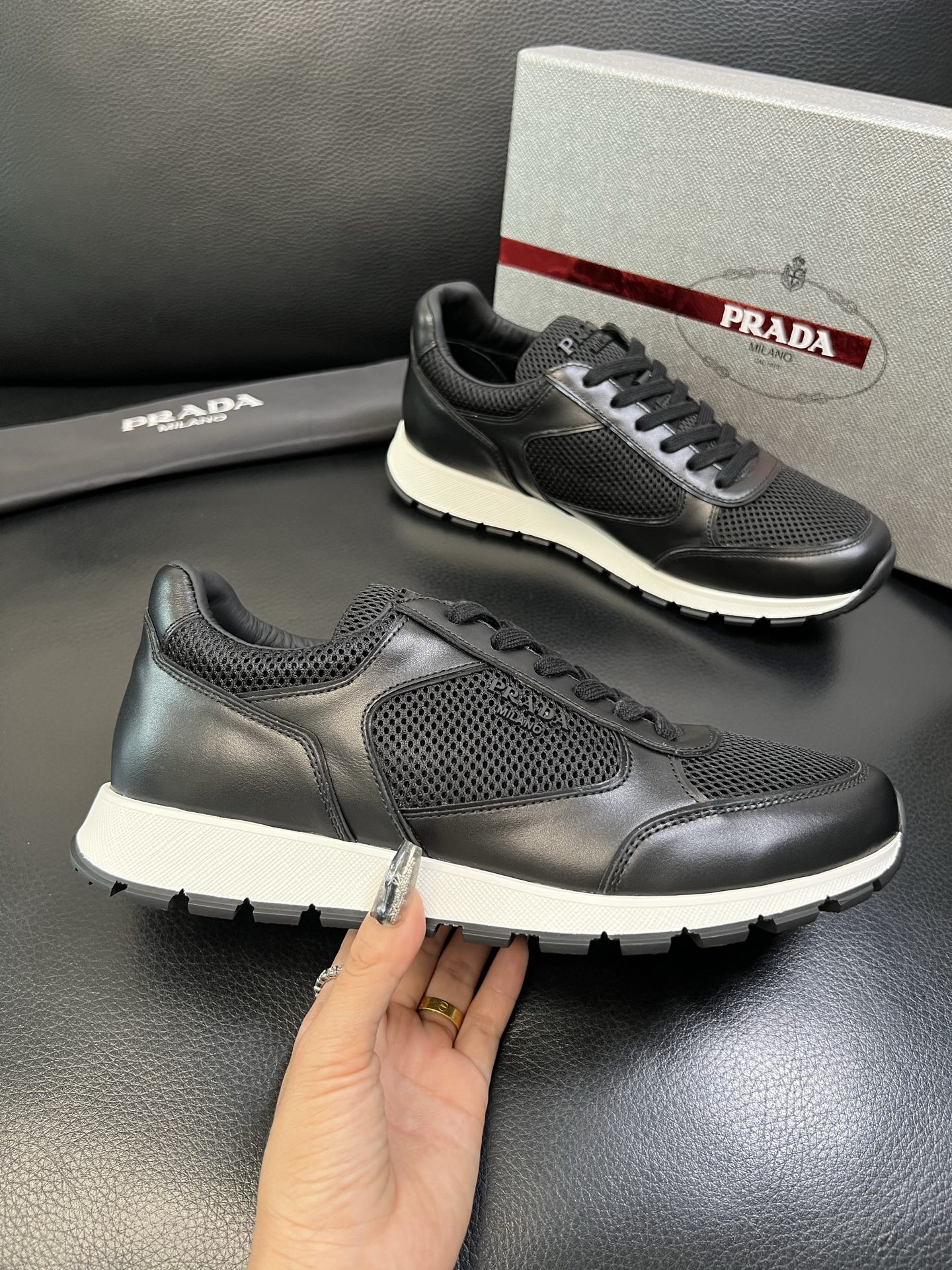 Prada 高品质 顶级工艺品 普拉达 专柜新款，原厂配置意大利进口牛皮面料，高品质复杂拼接工艺，进口毛