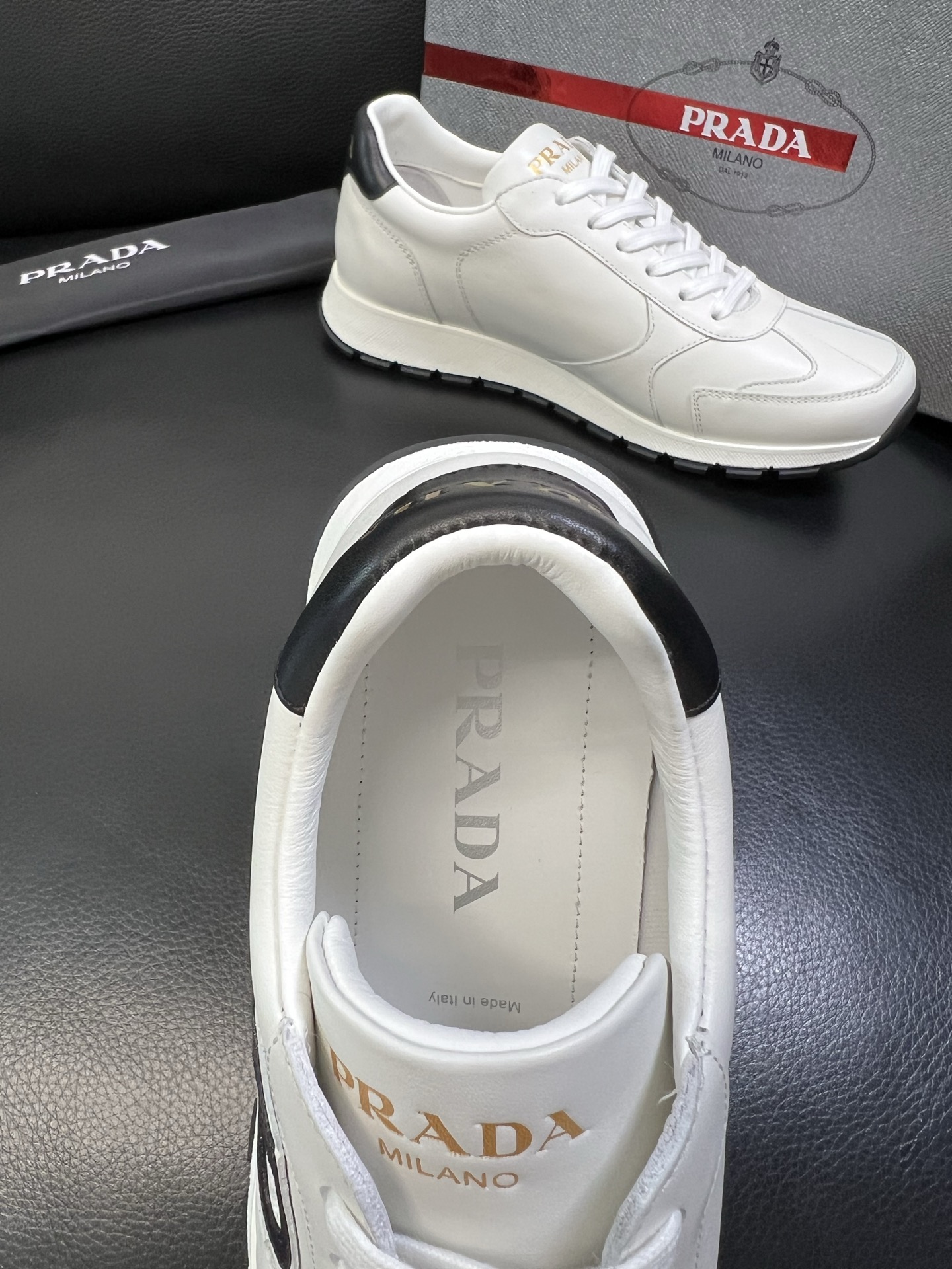 Prada 高品质 顶级工艺品 普拉达 专柜新款，原厂配置意大利进口牛皮面料，高品质复杂拼接工艺，进口毛