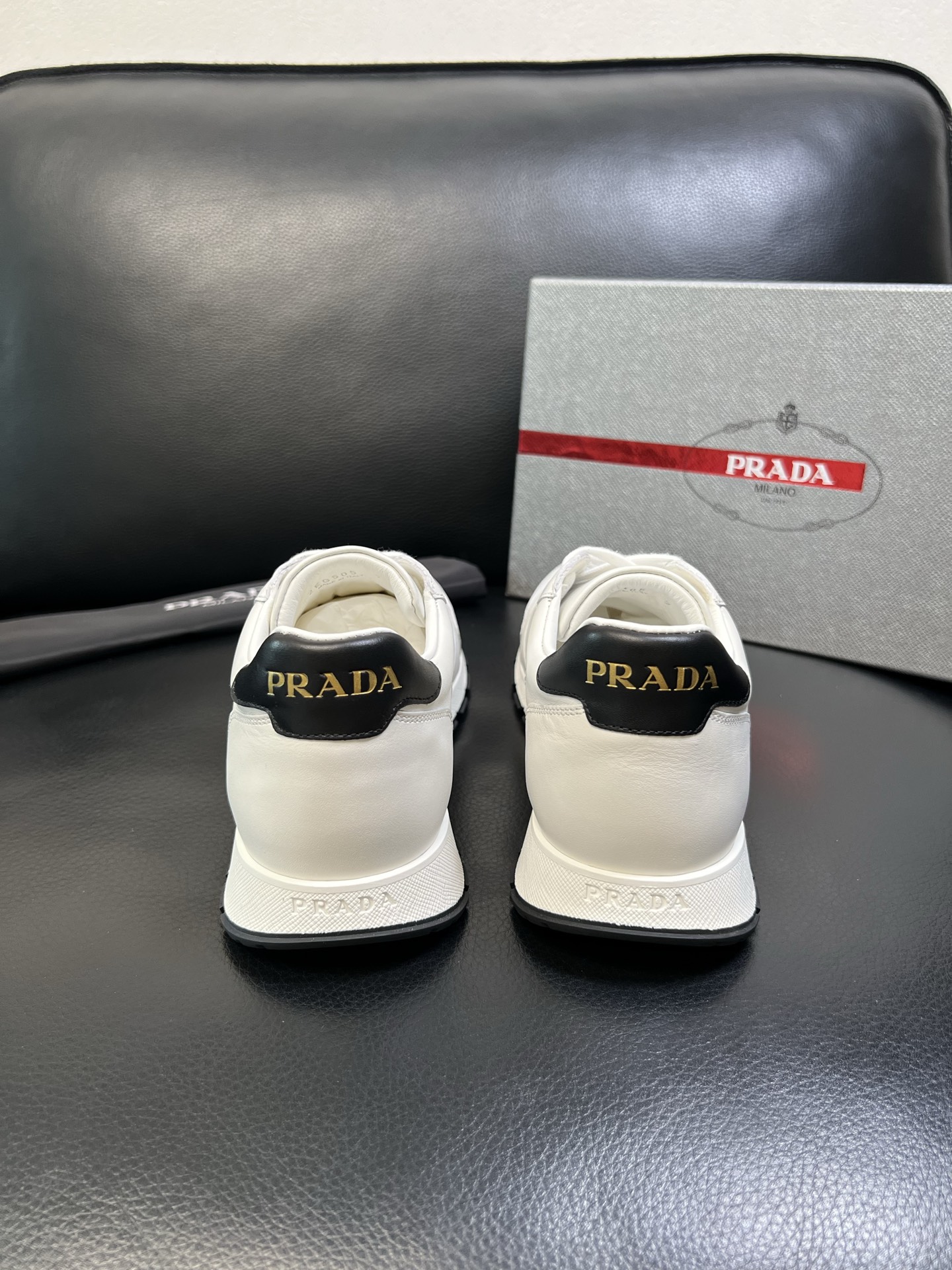 Prada 高品质 顶级工艺品 普拉达 专柜新款，原厂配置意大利进口牛皮面料，高品质复杂拼接工艺，进口毛