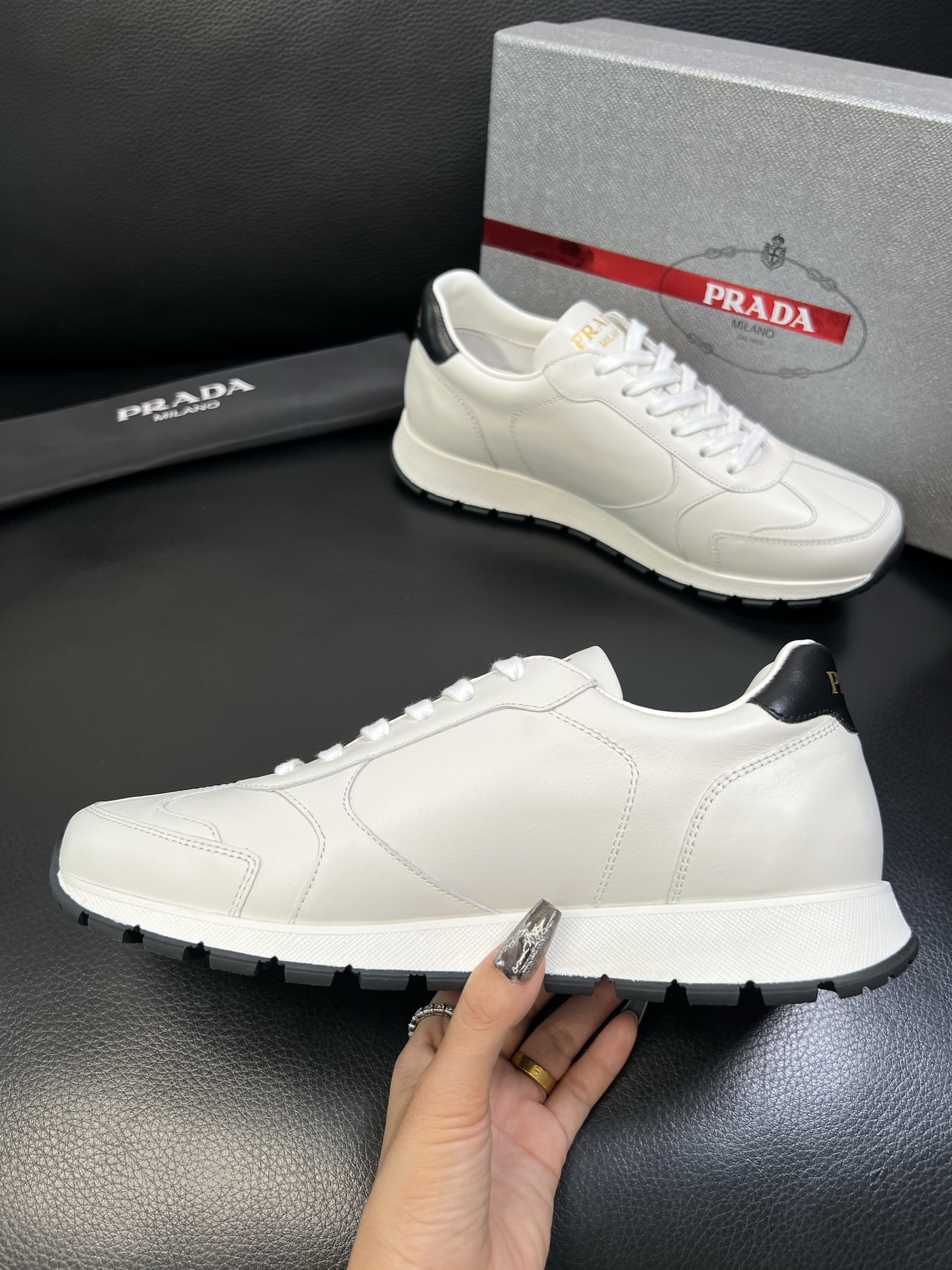 Prada 高品质 顶级工艺品 普拉达 专柜新款，原厂配置意大利进口牛皮面料，高品质复杂拼接工艺，进口毛