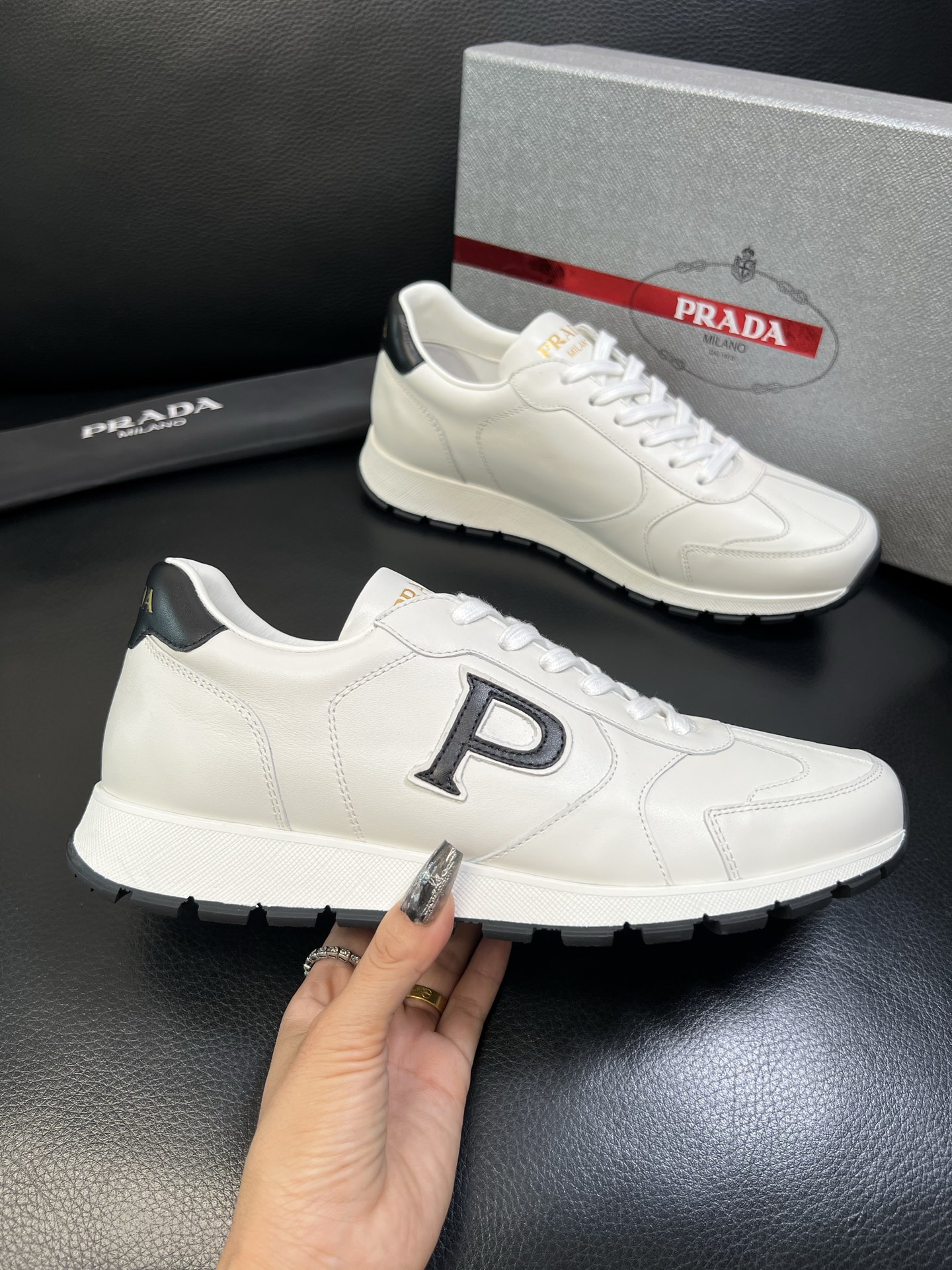 Prada 高品质 顶级工艺品 普拉达 专柜新款，原厂配置意大利进口牛皮面料，高品质复杂拼接工艺，进口毛