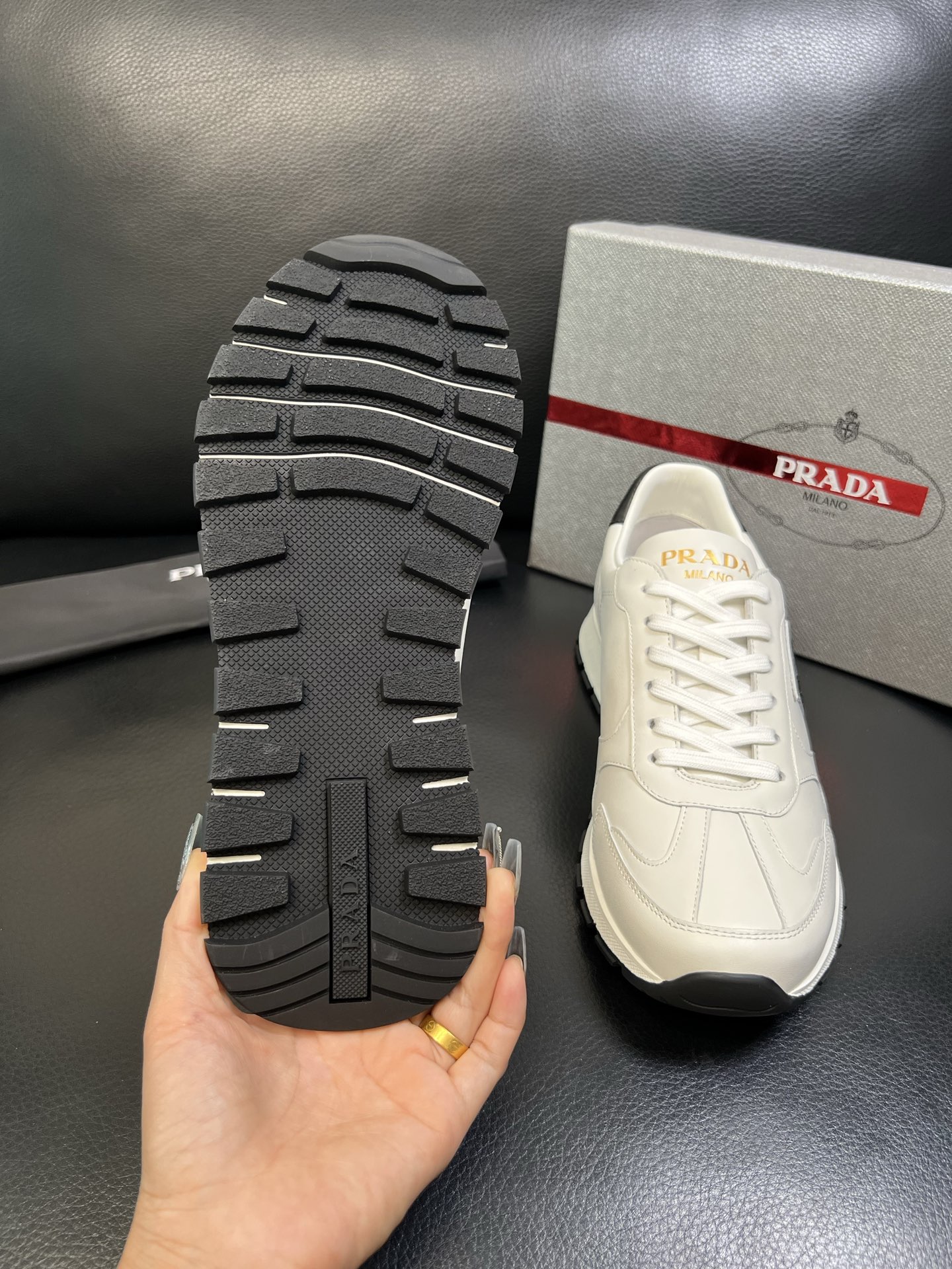 Prada 高品质 顶级工艺品 普拉达 专柜新款，原厂配置意大利进口牛皮面料，高品质复杂拼接工艺，进口毛