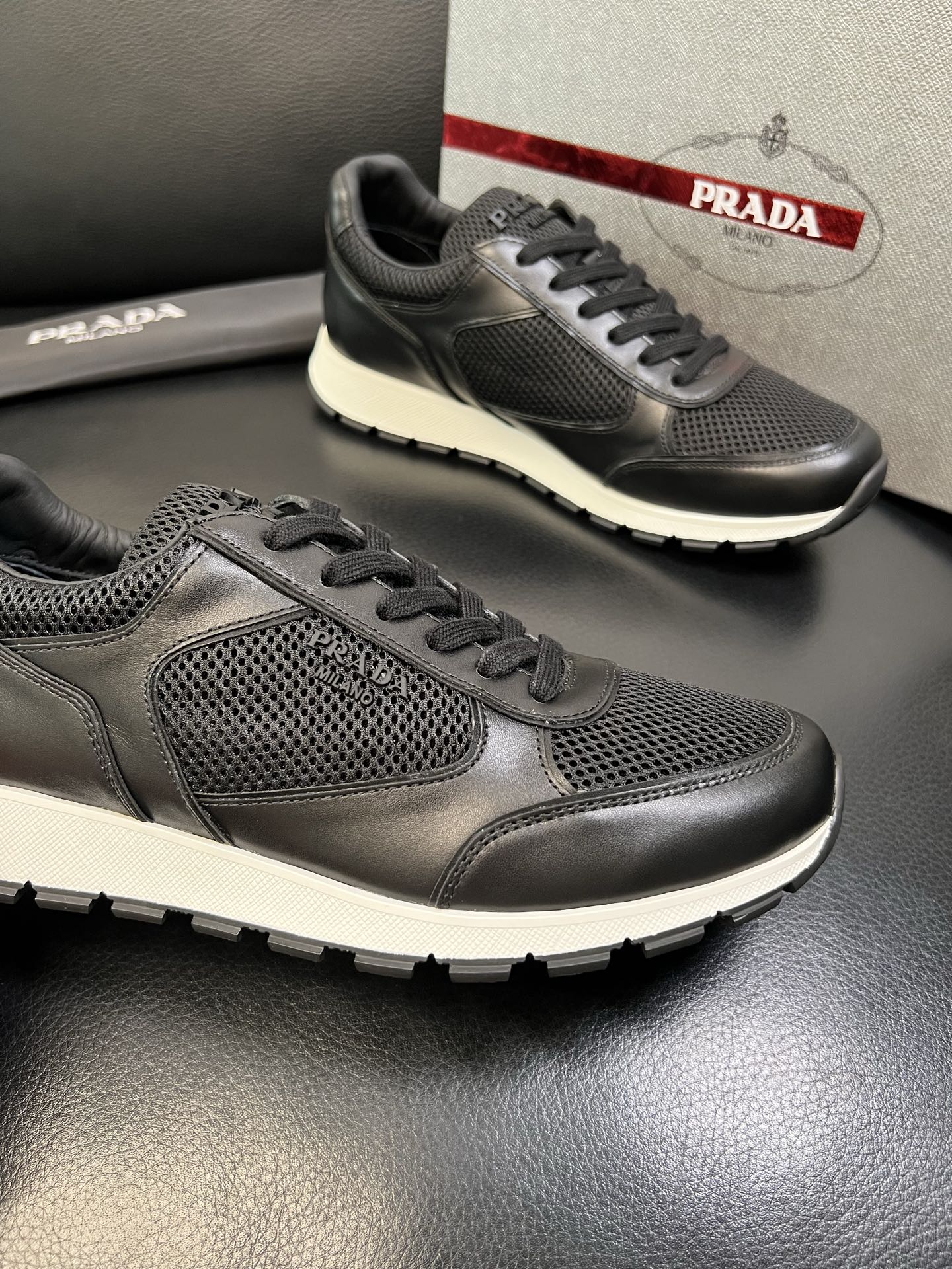 Prada 高品质 顶级工艺品 普拉达 专柜新款，原厂配置意大利进口牛皮面料，高品质复杂拼接工艺，进口毛