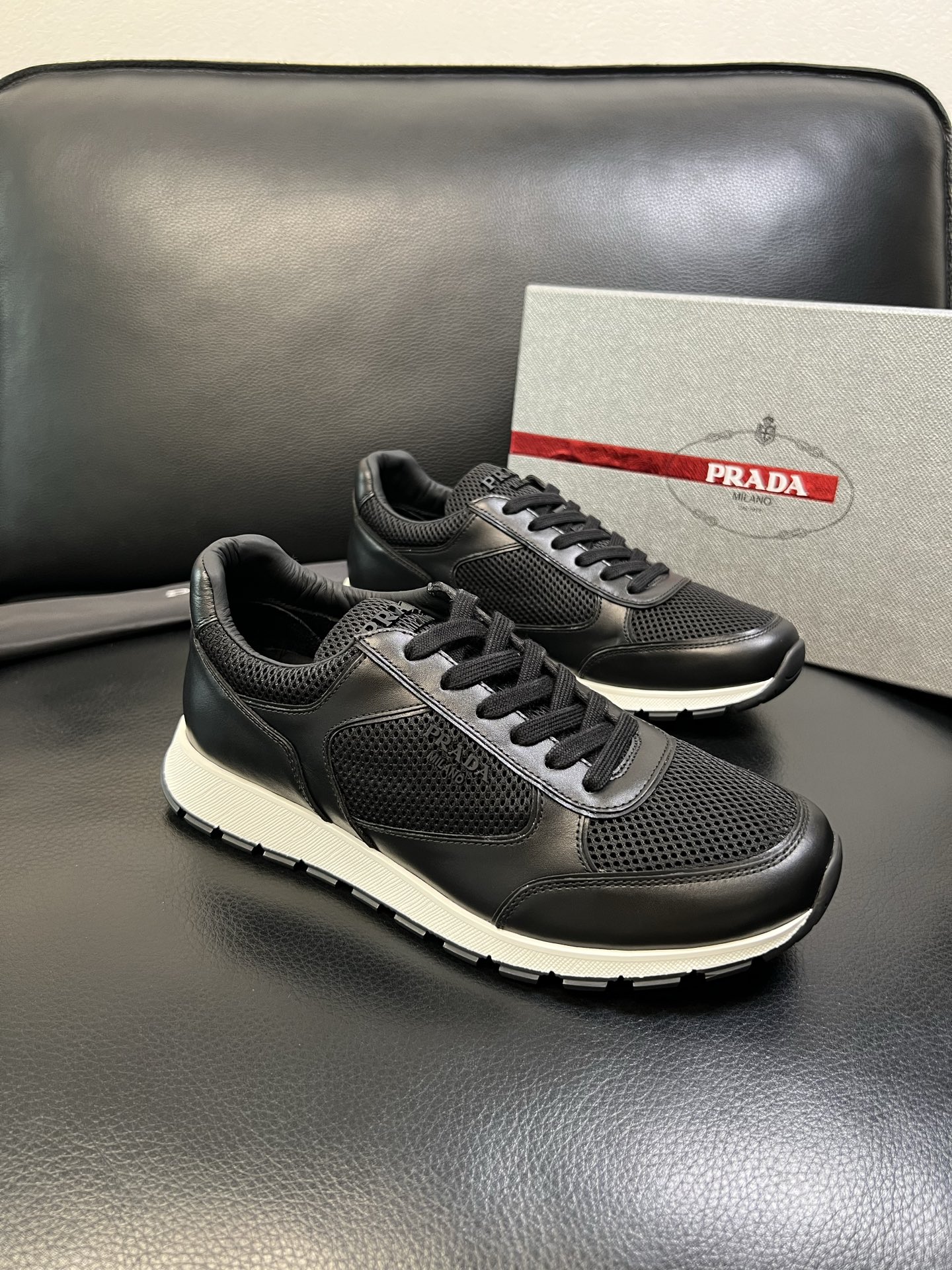 Prada 高品质 顶级工艺品 普拉达 专柜新款，原厂配置意大利进口牛皮面料，高品质复杂拼接工艺，进口毛