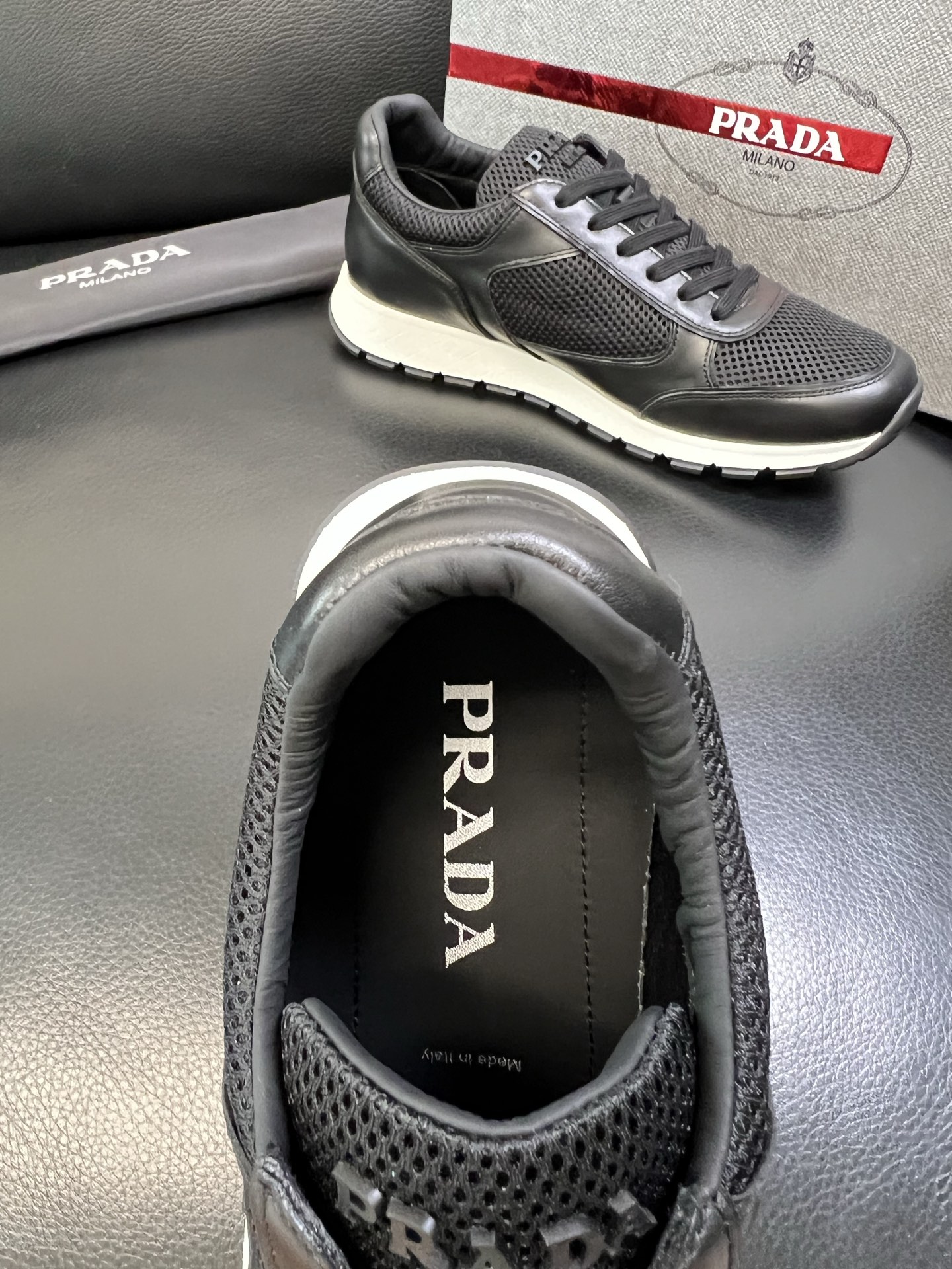 Prada 高品质 顶级工艺品 普拉达 专柜新款，原厂配置意大利进口牛皮面料，高品质复杂拼接工艺，进口毛