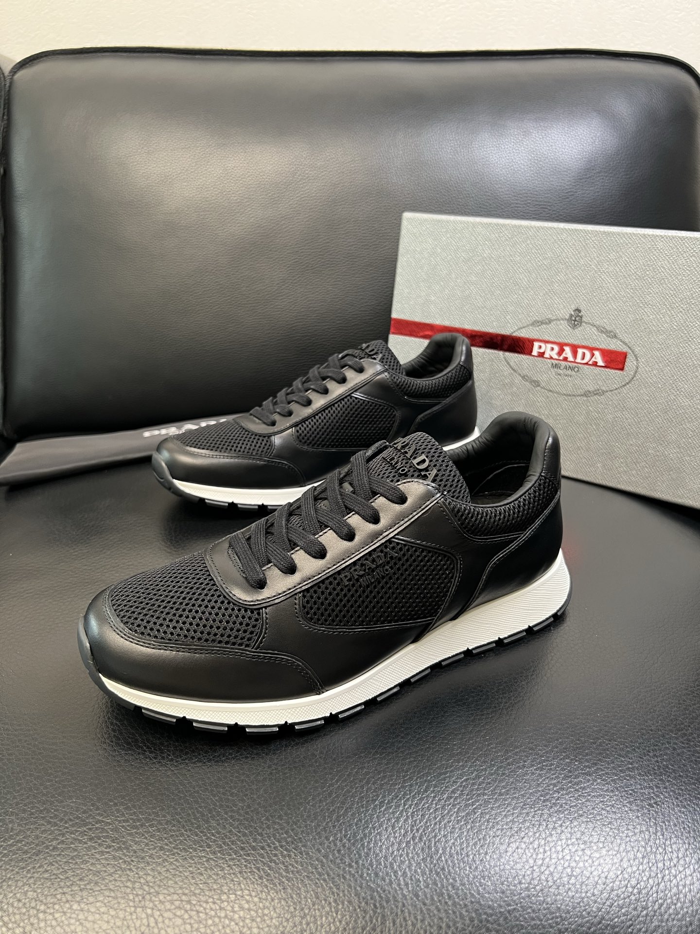 Prada 高品质 顶级工艺品 普拉达 专柜新款，原厂配置意大利进口牛皮面料，高品质复杂拼接工艺，进口毛