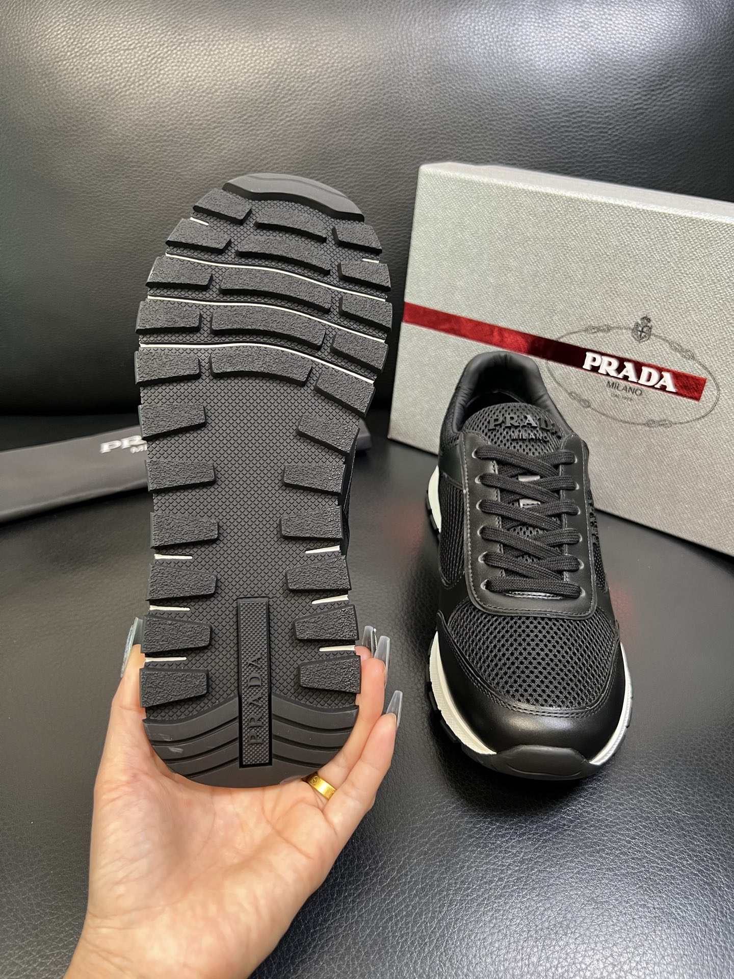 Prada 高品质 顶级工艺品 普拉达 专柜新款，原厂配置意大利进口牛皮面料，高品质复杂拼接工艺，进口毛