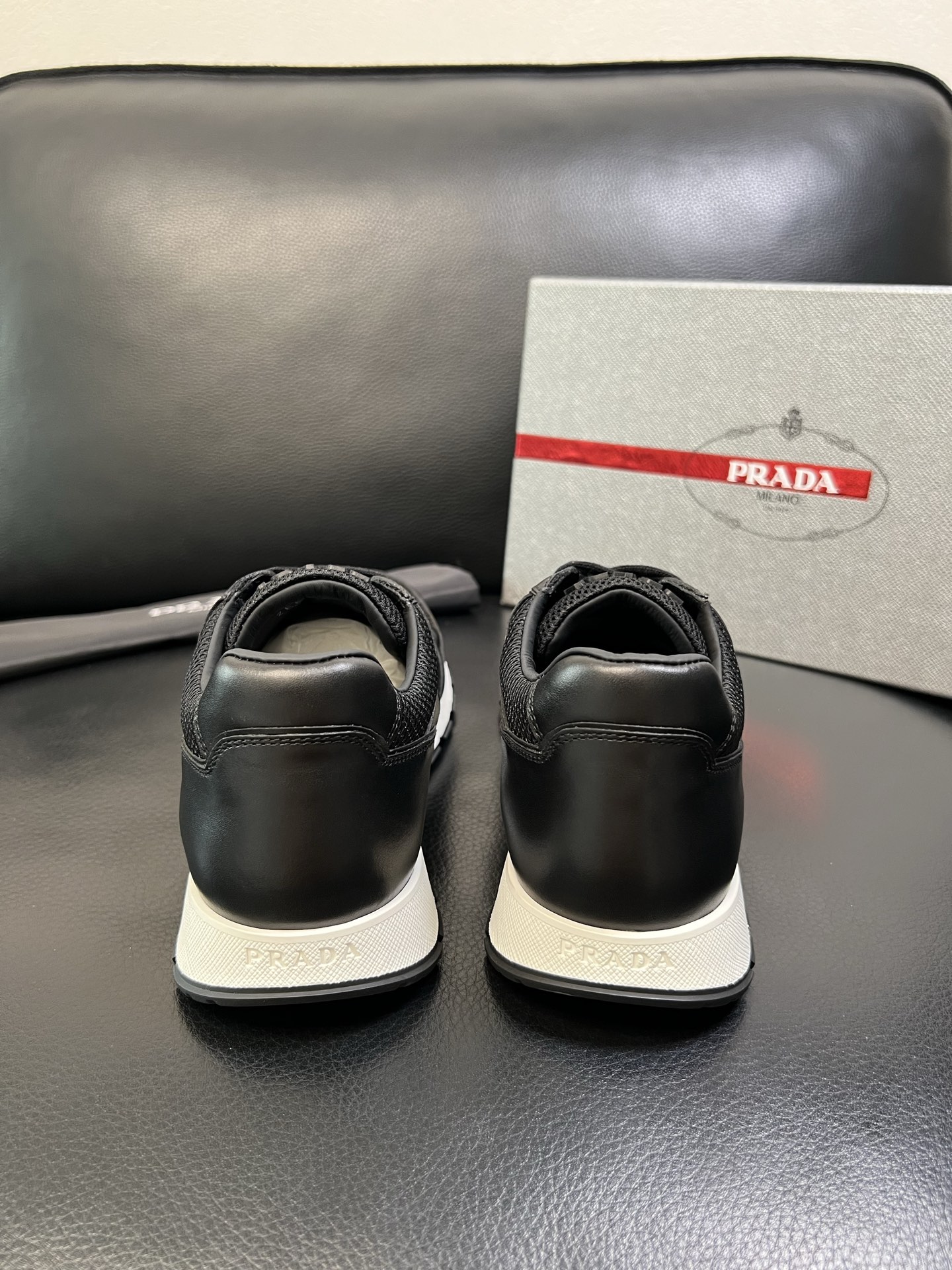 Prada 高品质 顶级工艺品 普拉达 专柜新款，原厂配置意大利进口牛皮面料，高品质复杂拼接工艺，进口毛