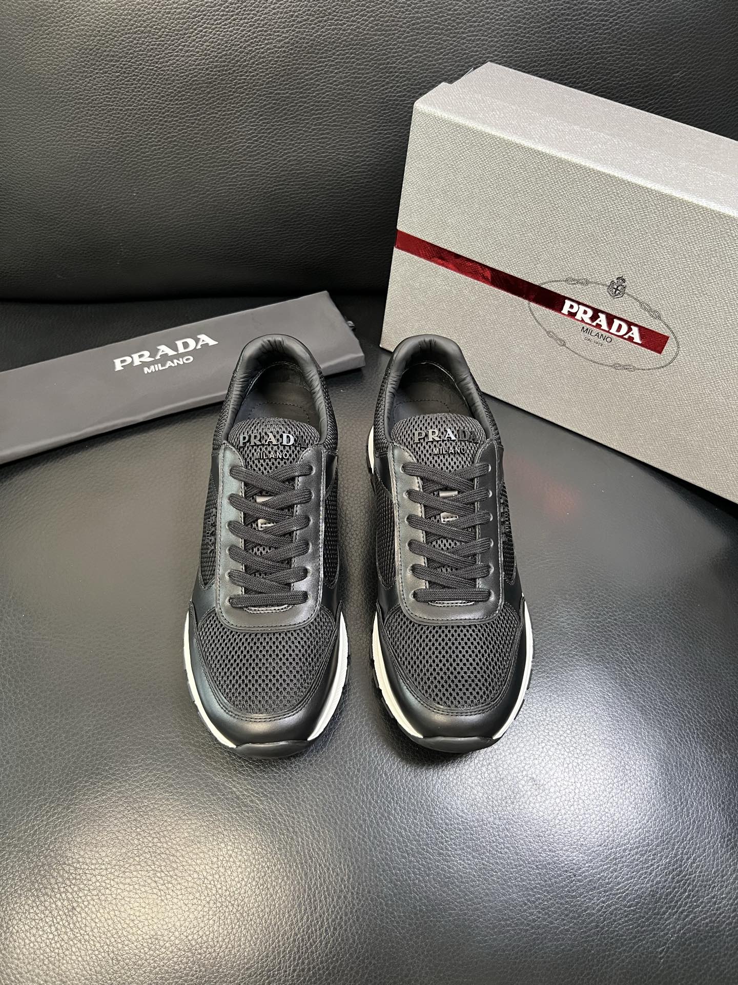 Prada 高品质 顶级工艺品 普拉达 专柜新款，原厂配置意大利进口牛皮面料，高品质复杂拼接工艺，进口毛