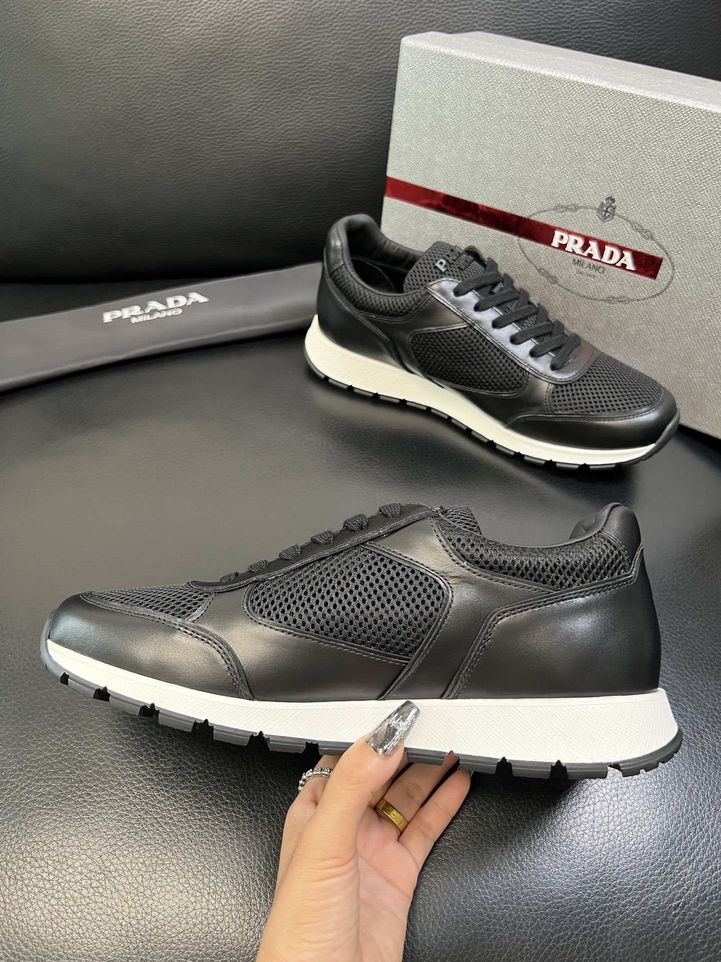 Prada 高品质 顶级工艺品 普拉达 专柜新款，原厂配置意大利进口牛皮面料，高品质复杂拼接工艺，进口毛