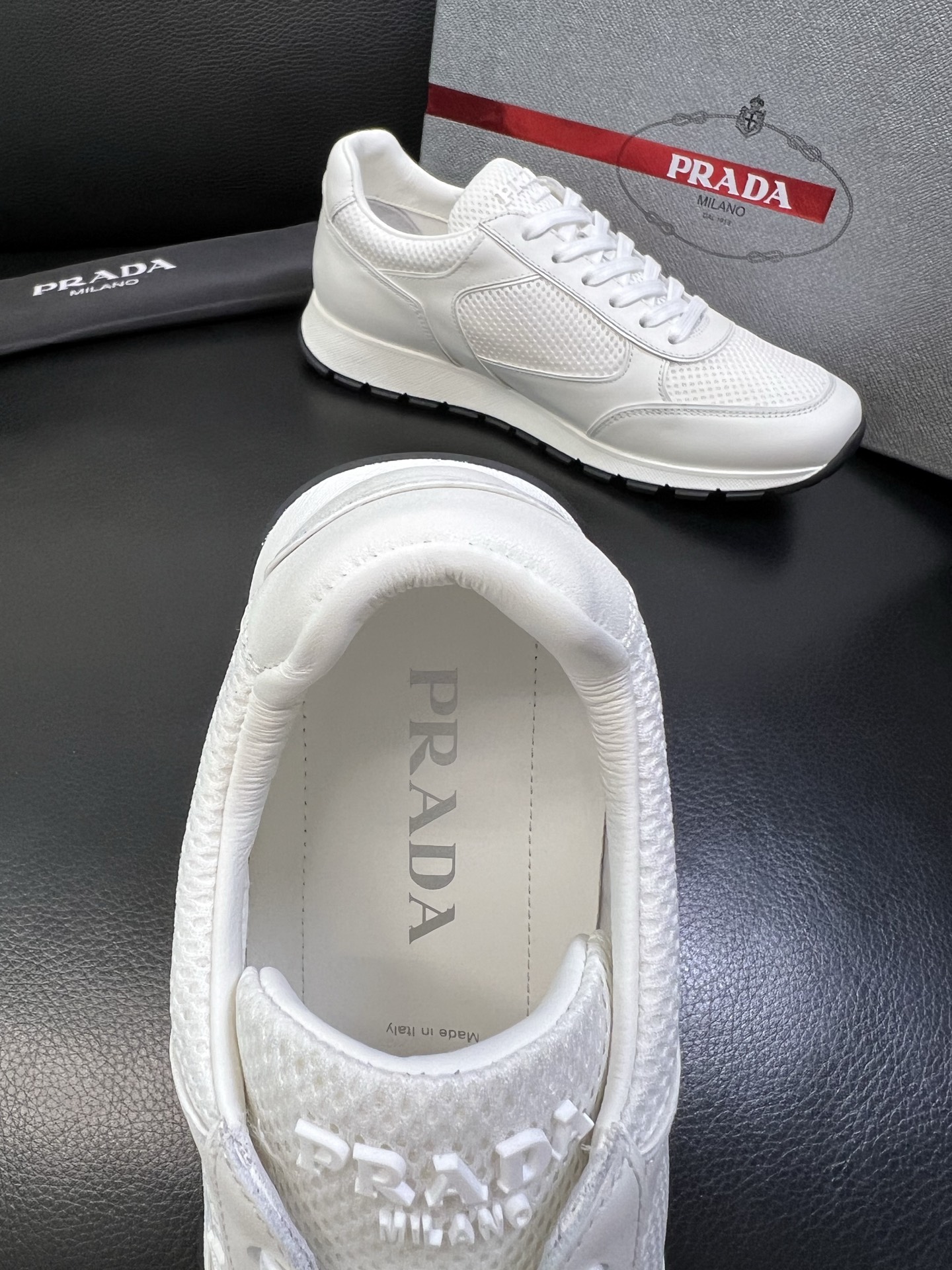 Prada 高品质 顶级工艺品 普拉达 专柜新款，原厂配置意大利进口牛皮面料，高品质复杂拼接工艺，进口毛