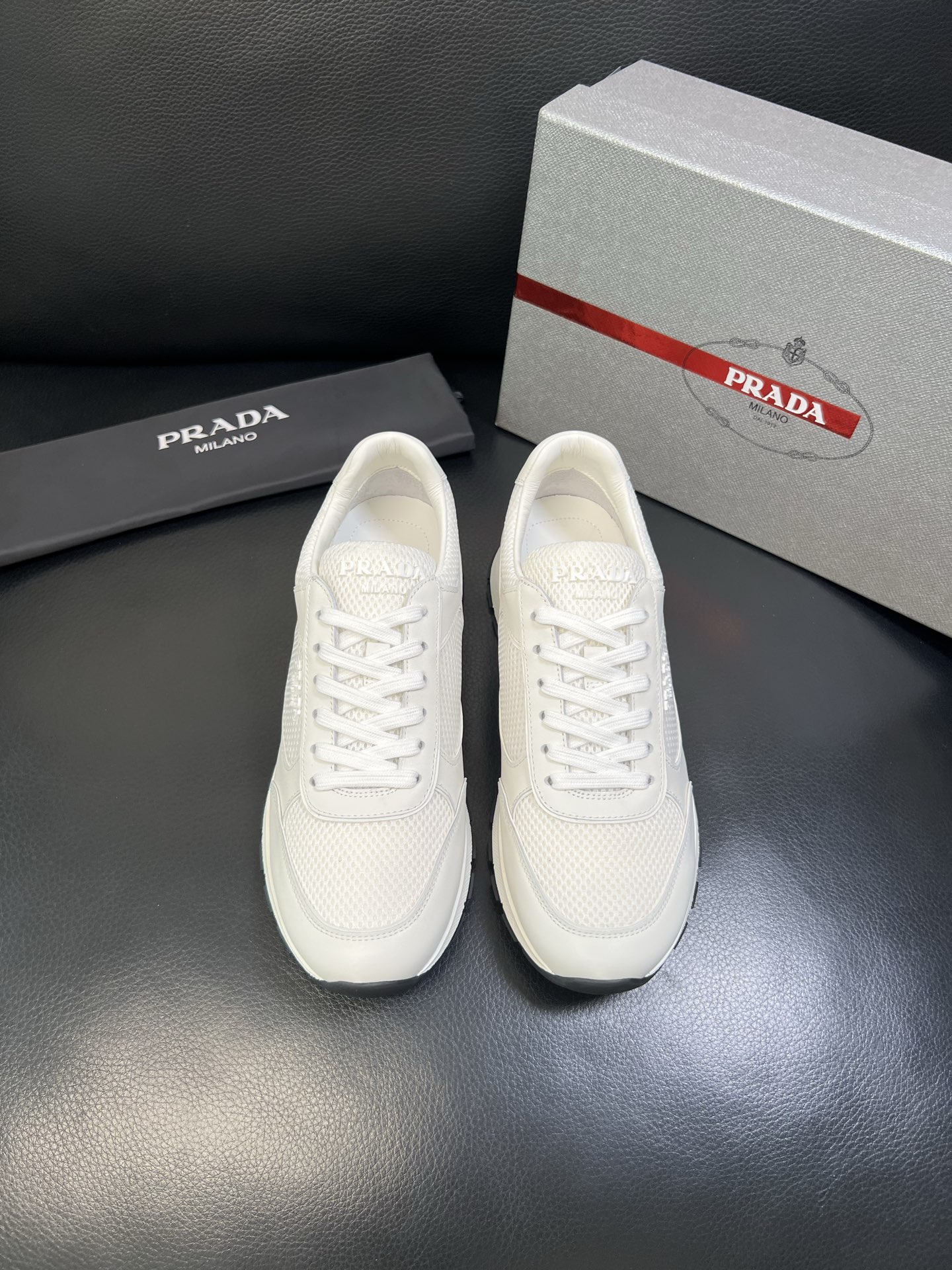 Prada 高品质 顶级工艺品 普拉达 专柜新款，原厂配置意大利进口牛皮面料，高品质复杂拼接工艺，进口毛